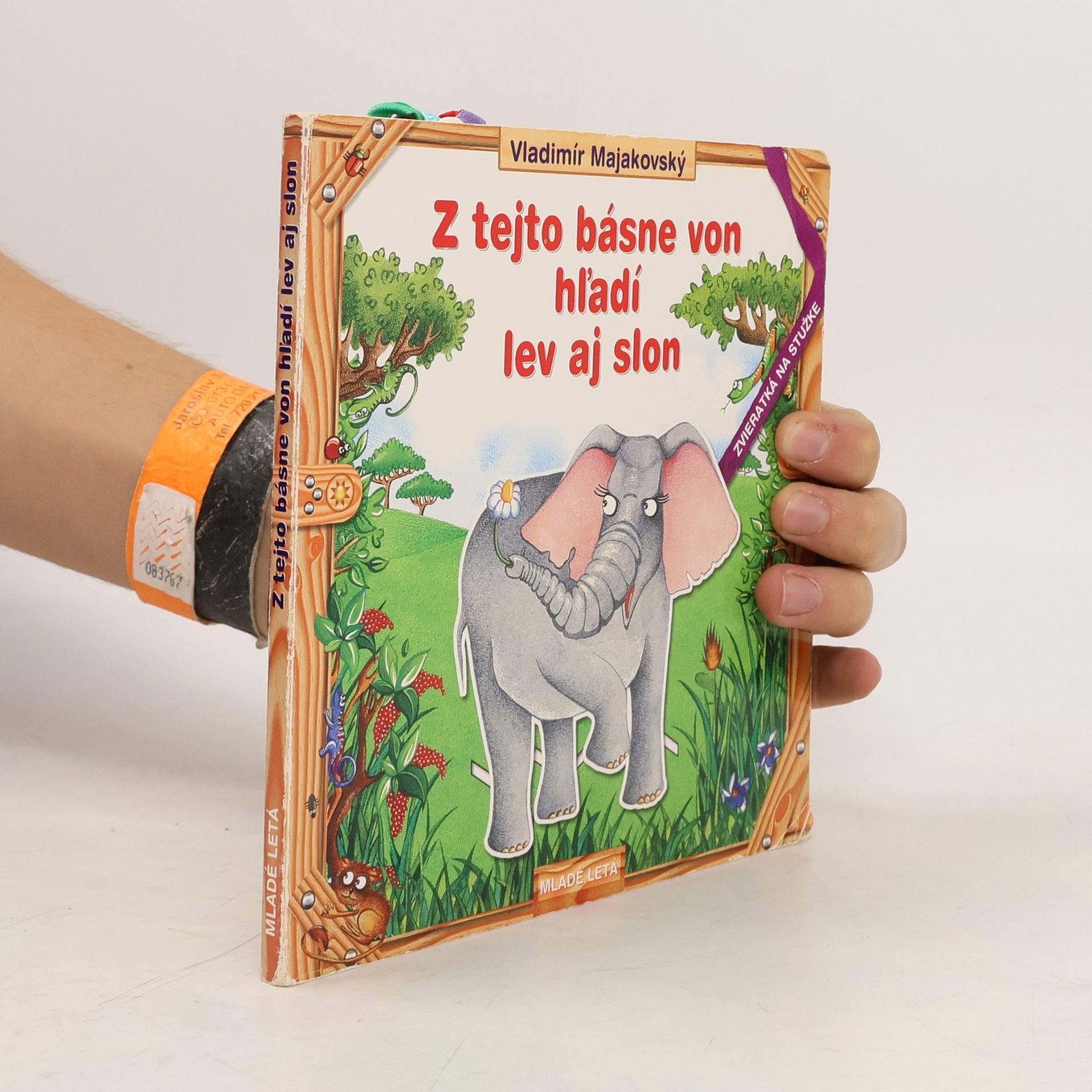 Z tejto básne von hľadí lev aj slon