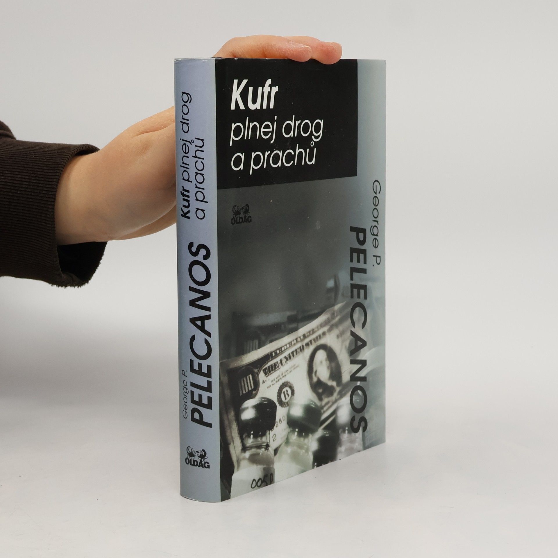 Kufr plnej drog a prachů