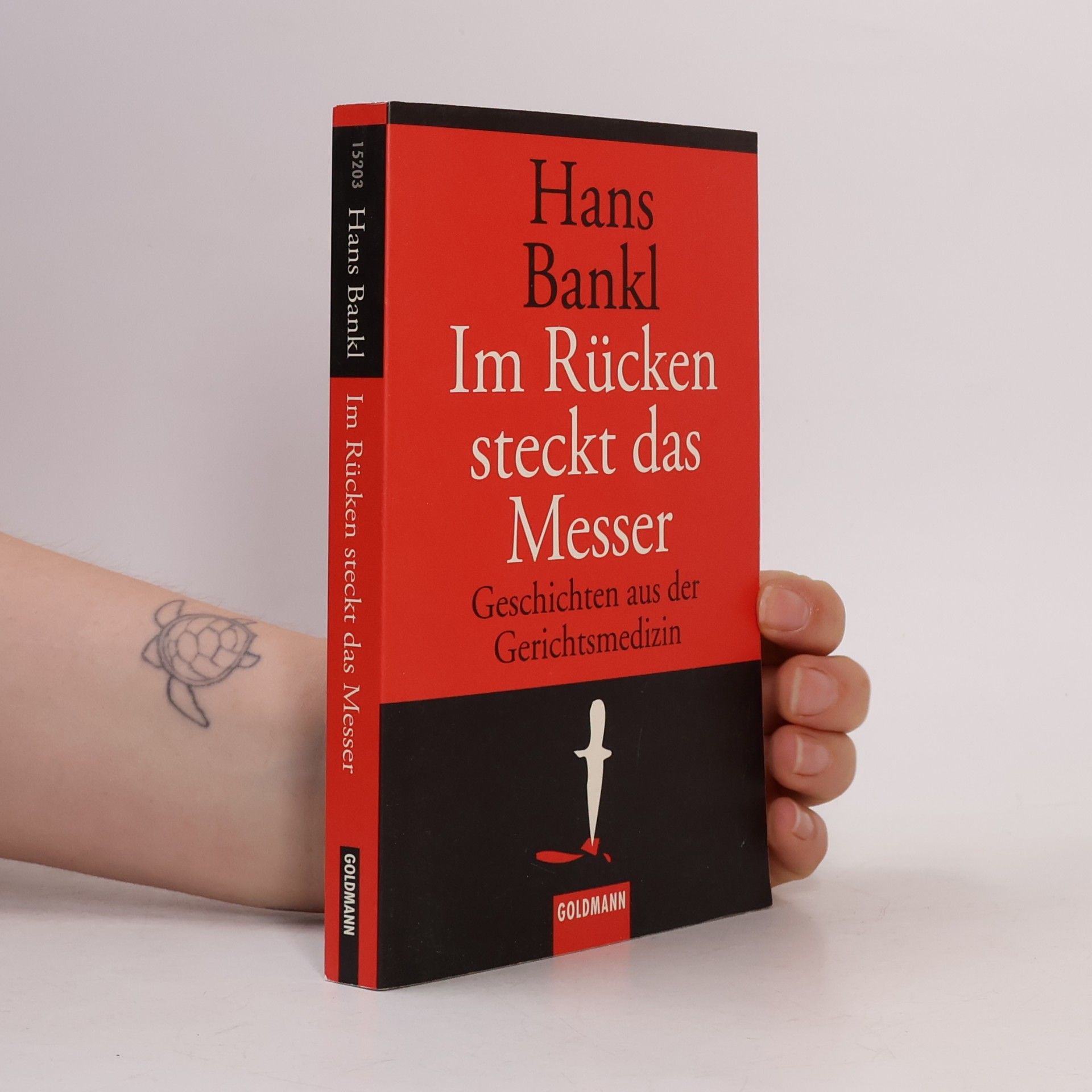 Im Rücken steckt das Messer