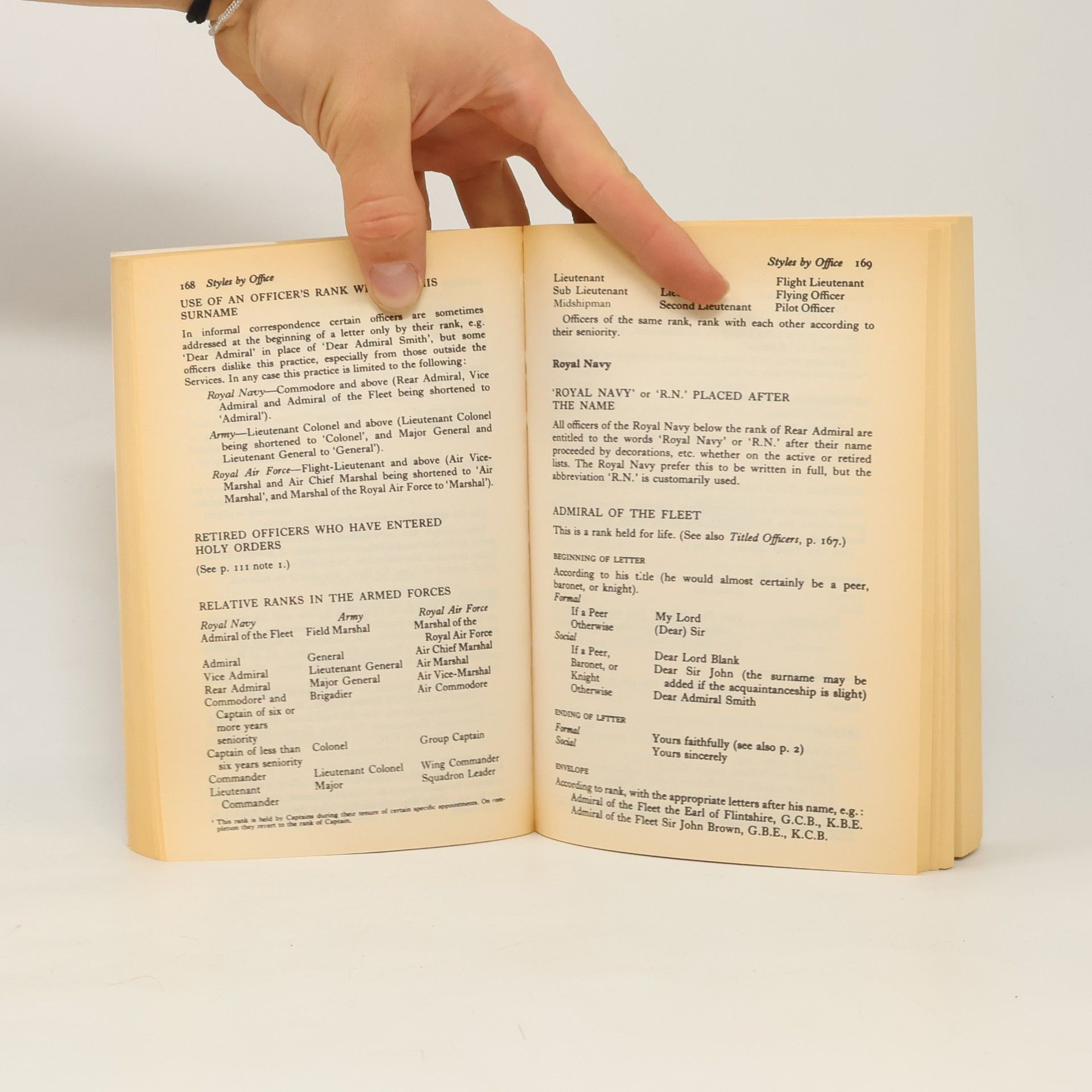 Patrick W. Montague-Smith Debrett's Correct Form - Revised Edition