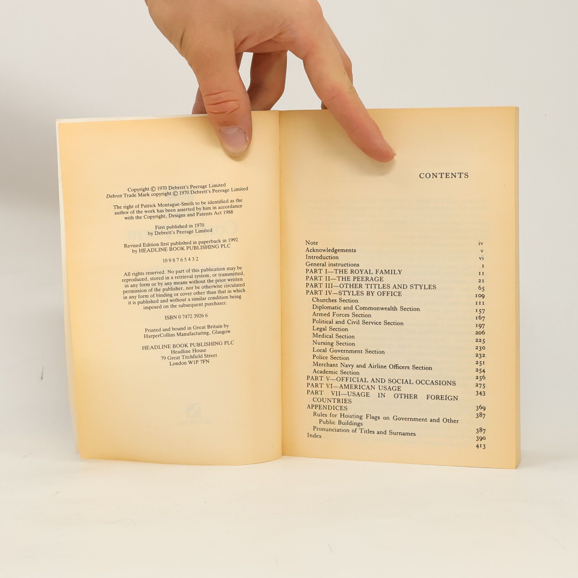 Patrick W. Montague-Smith Debrett's Correct Form - Revised Edition