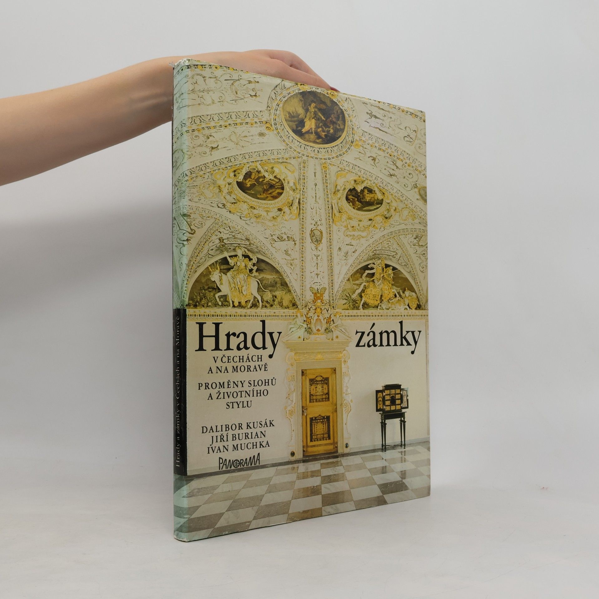 Hrady a zámky v Čechách a na Moravě. Proměny slohů a životního stylu