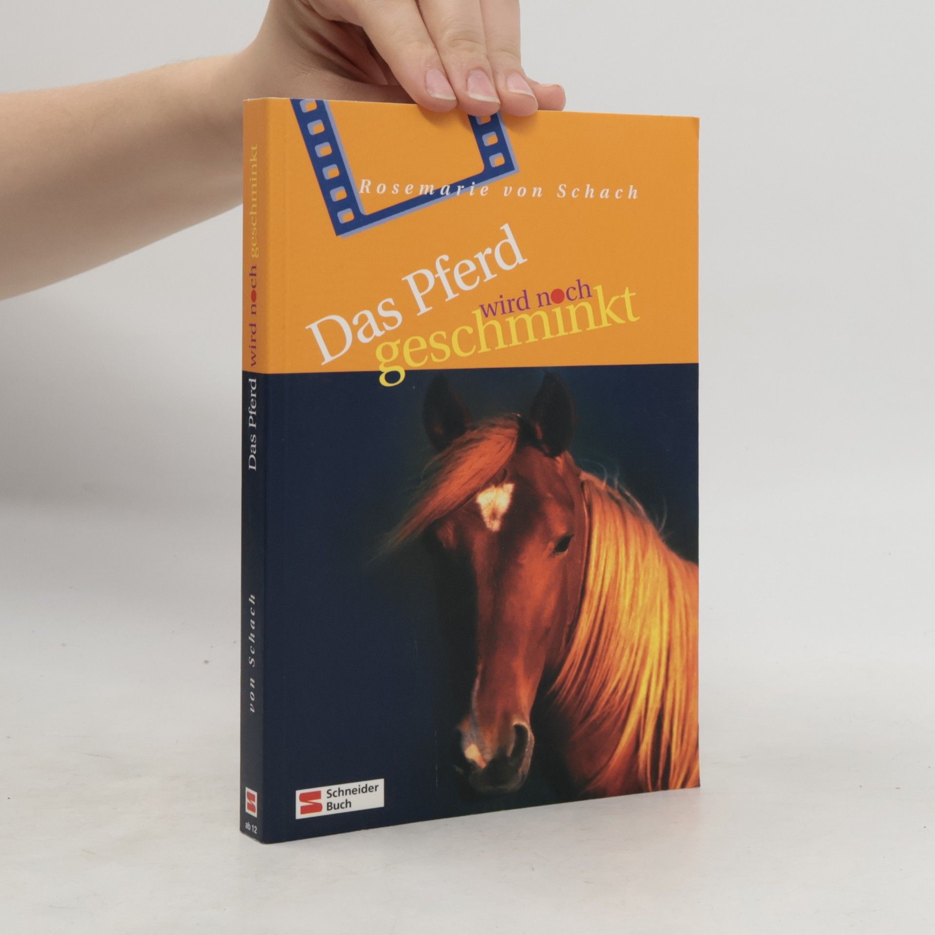 Tina Caspari Das Pferd wird noch geschminkt