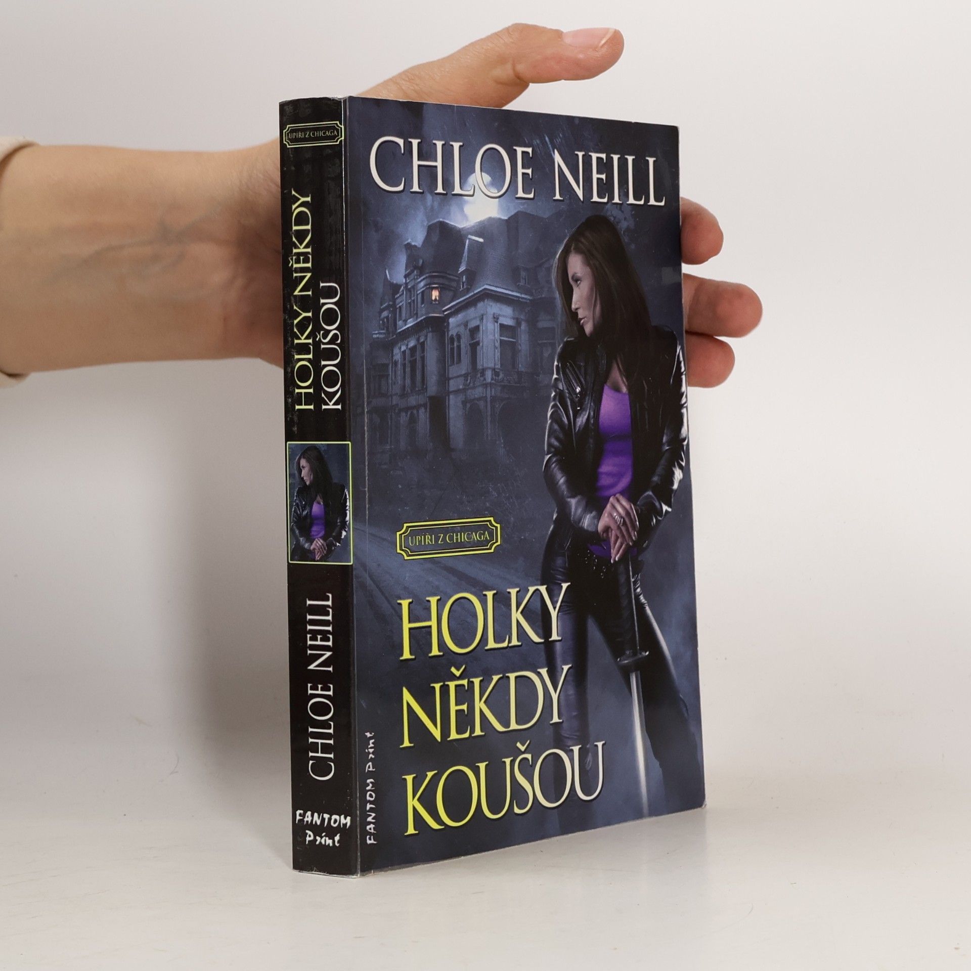 Chloe Neill Holky někdy koušou