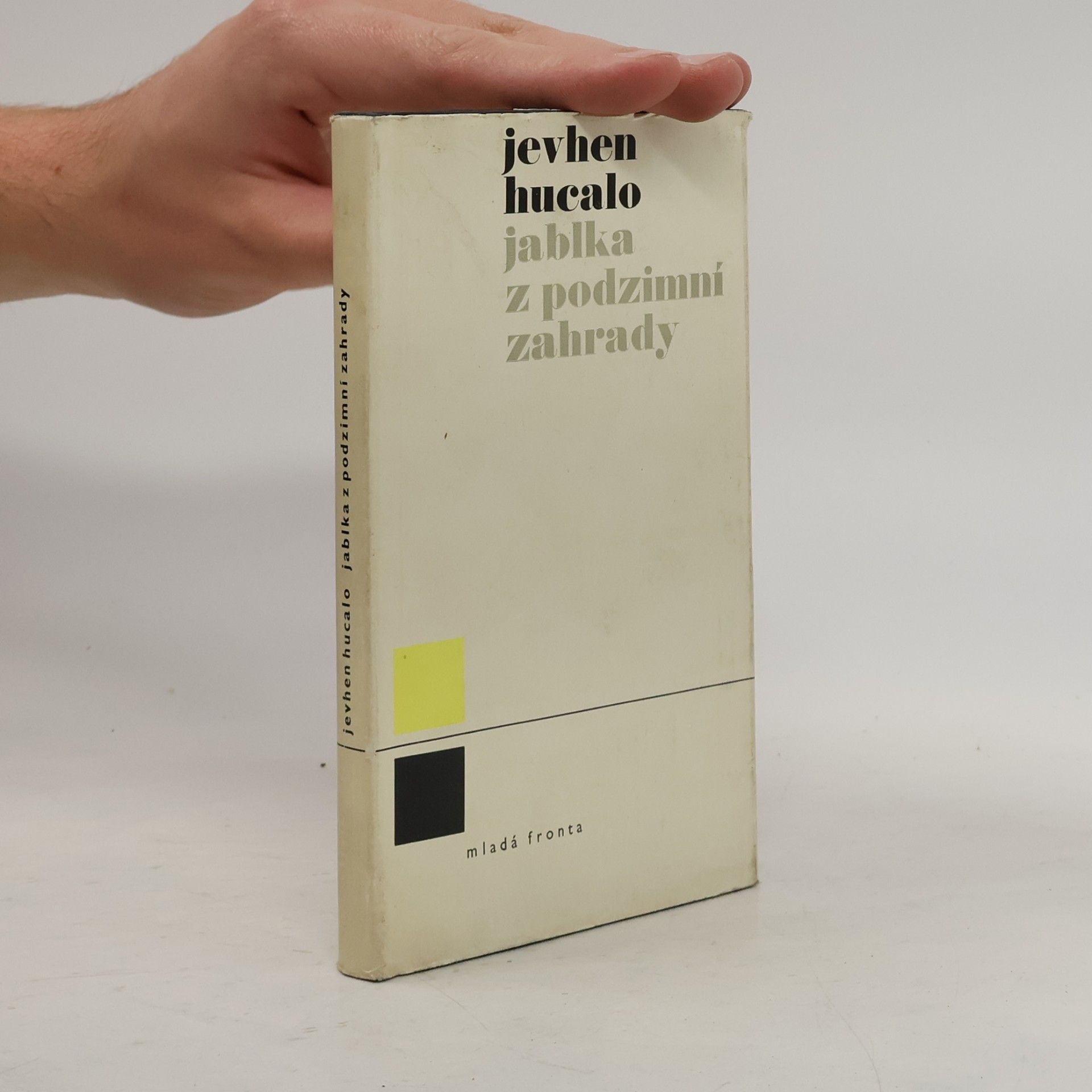 Jevhen Hucalo jablka z podzimní zahrady