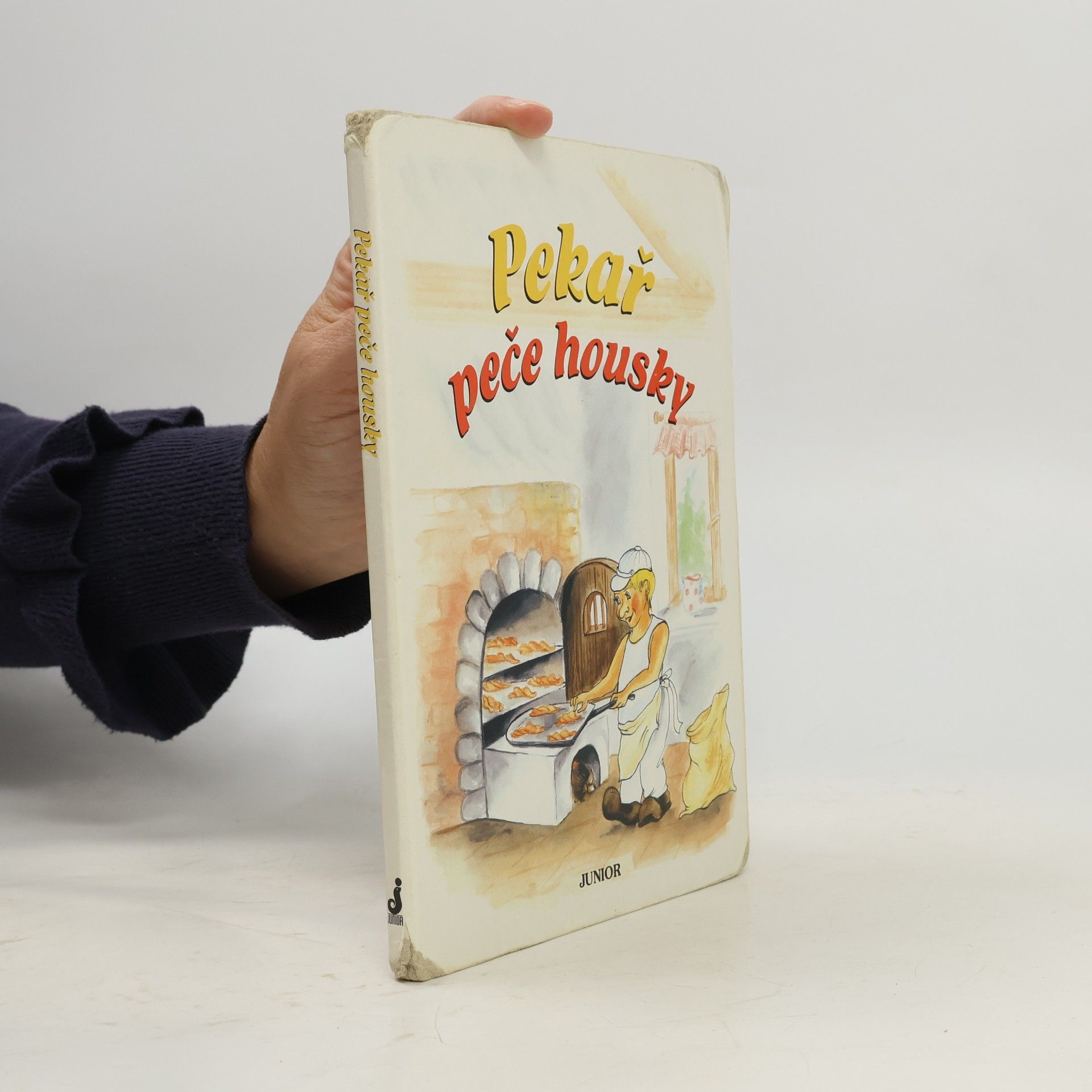 Pekař peče housky