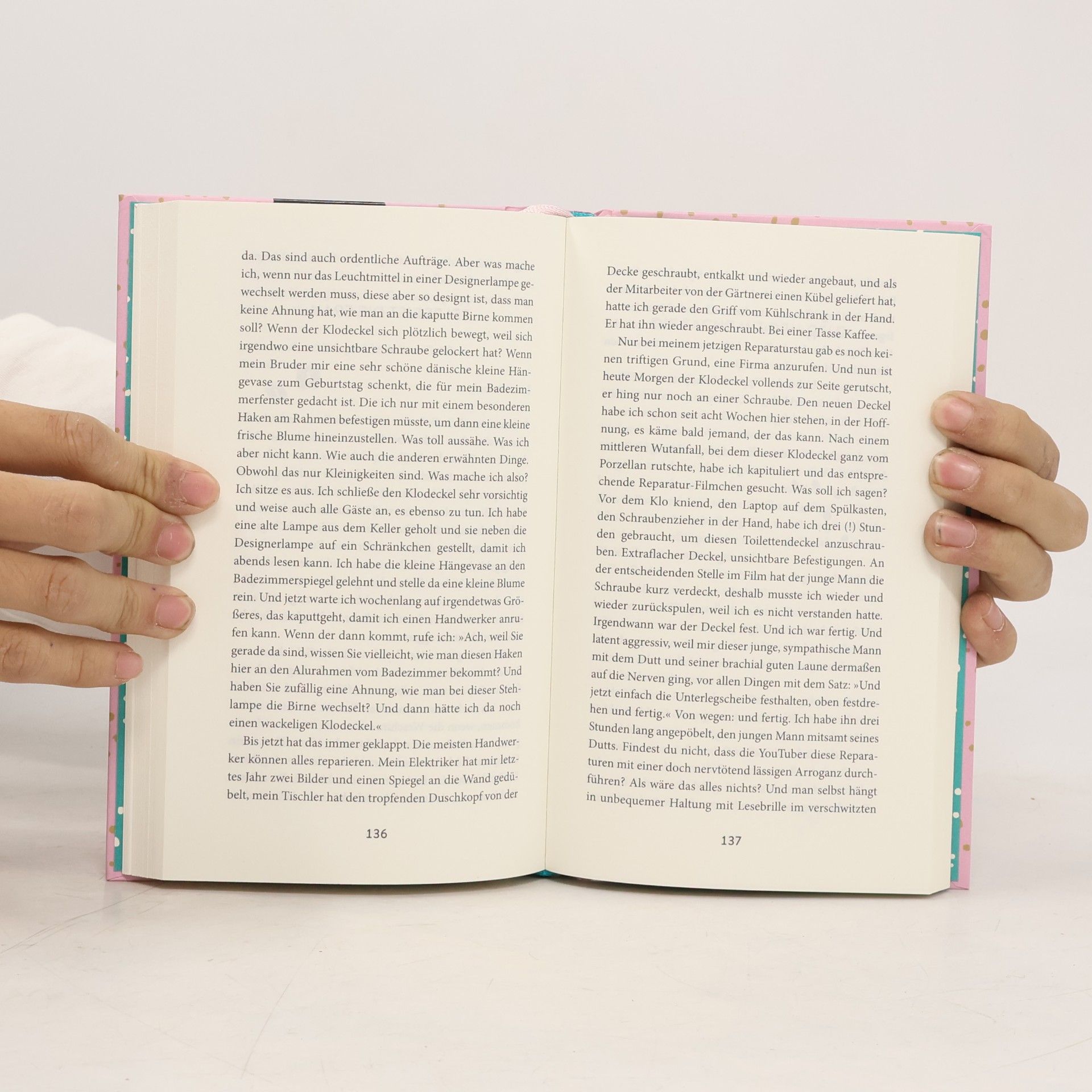 Dora Heldt Frauen mittleren Alters, die zu viel sitzen: Kolumnen | Ein perfektes Gute-Laune-Buch für alle, die mit dem Altern hadern. Lustig, nachdenklich, überraschend und sehr unterhaltsam.