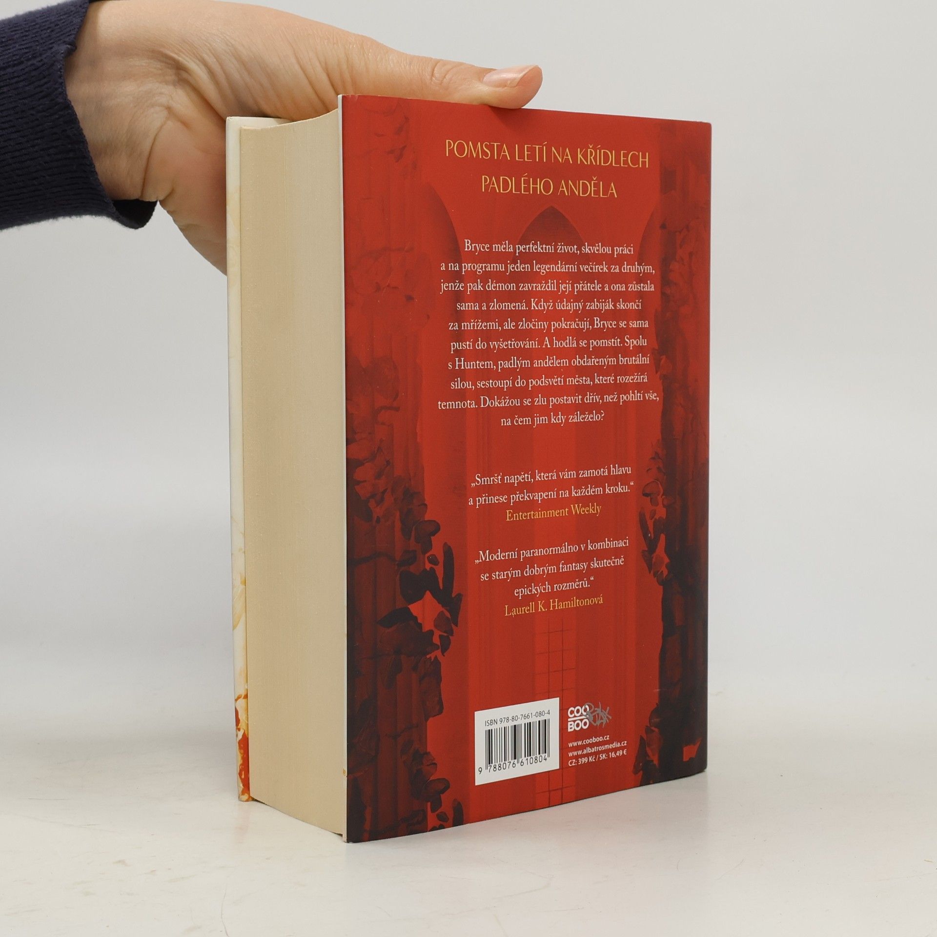 Sarah J. Maas Půlměsíční město. Rod země a krve