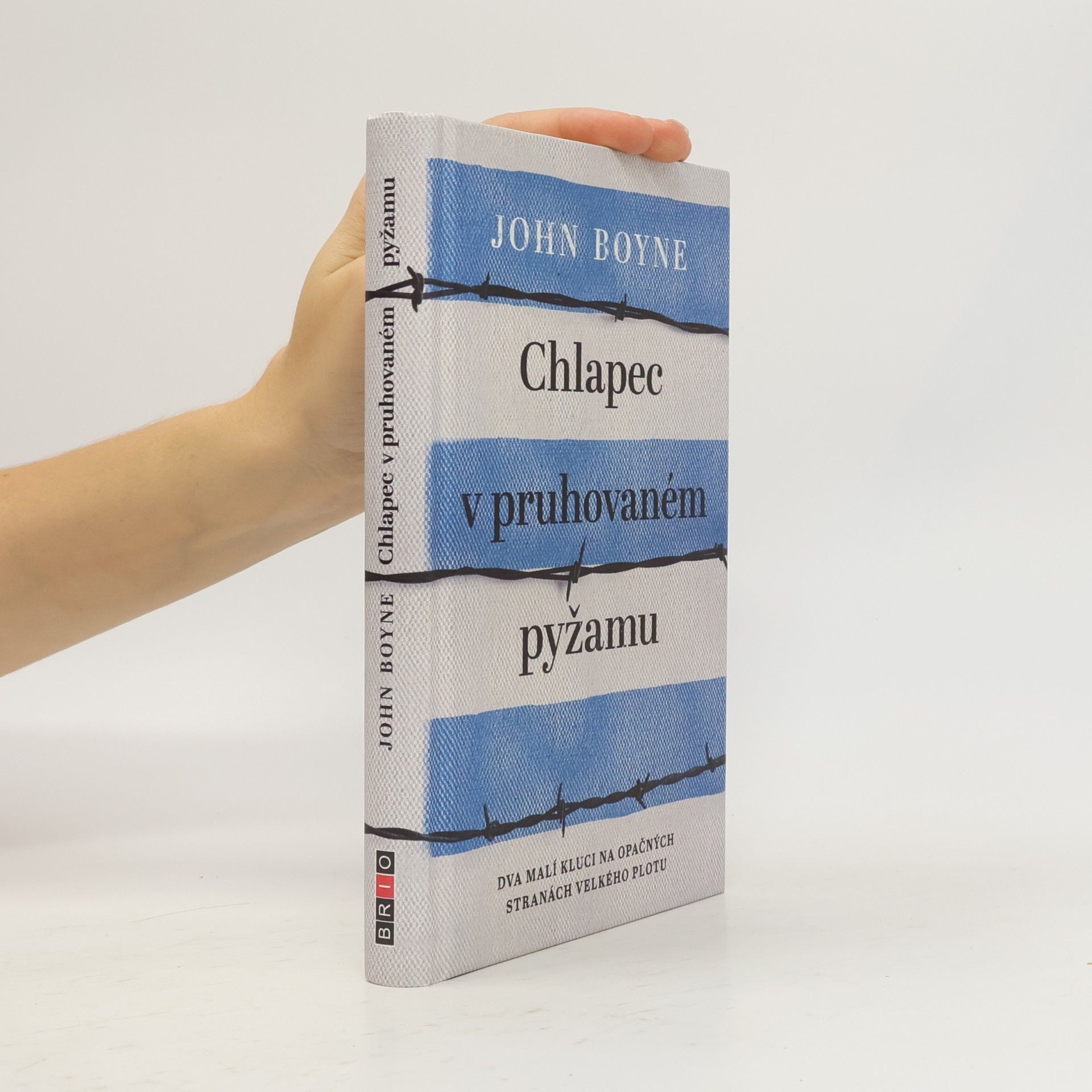 Chlapec v pruhovaném pyžamu
