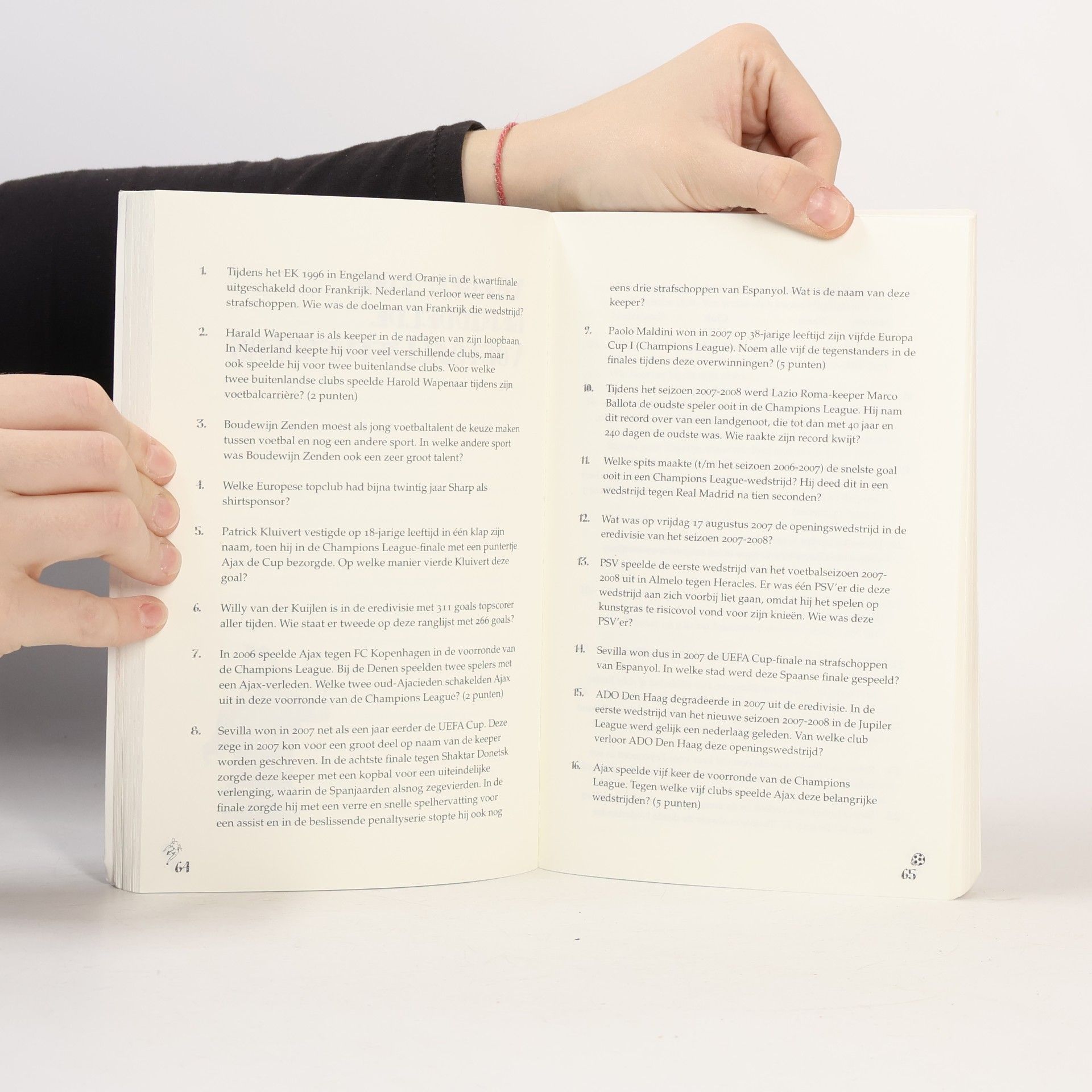 Hannah van Kolfschooten Het grote, gezellige voetbalquizboek voor het hele gezin - deel 2, met EK quiz