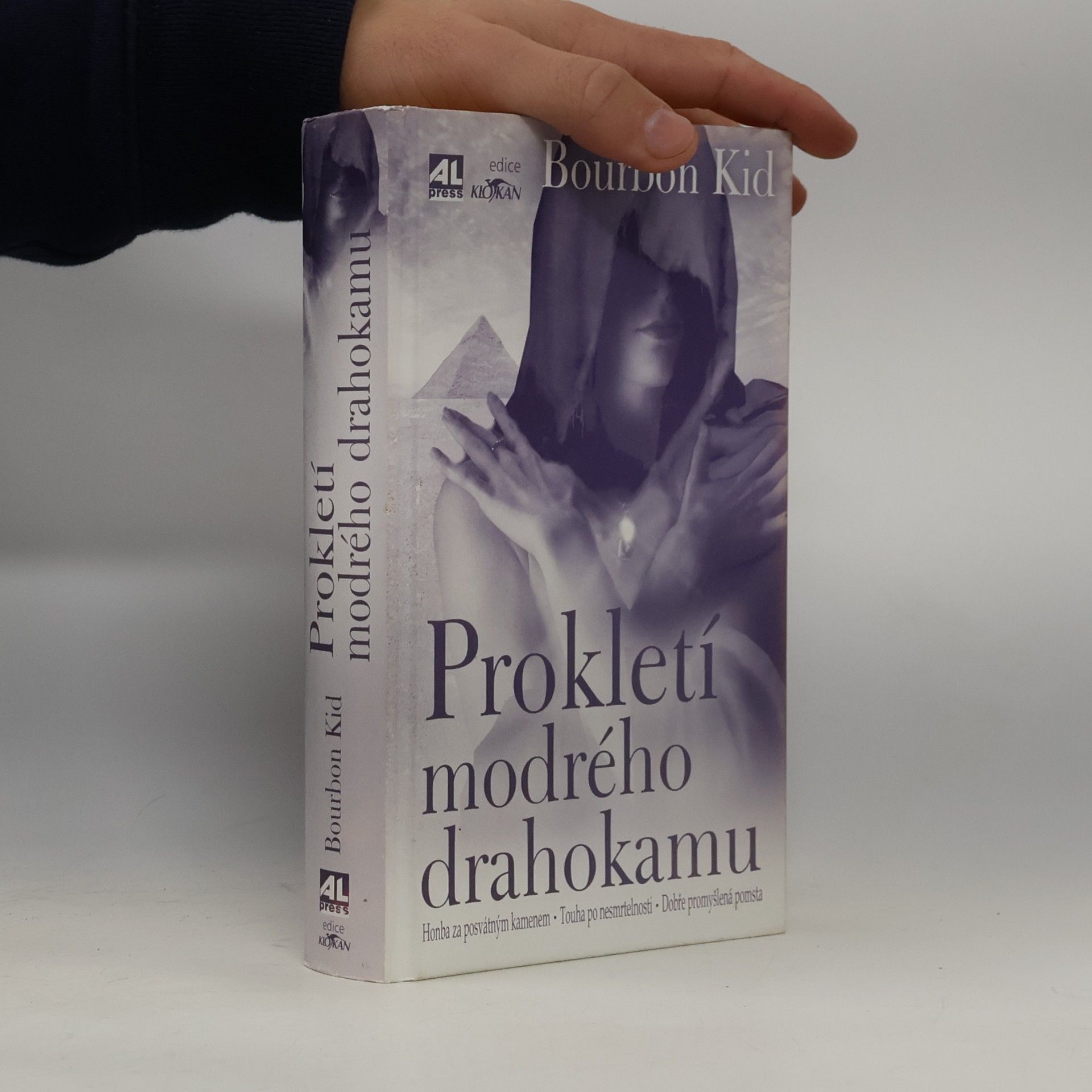 Prokletí modrého drahokamu. Honba za posvátným kamenem. Touha po nesmrtelnosti. Dobře promyšlená pomsta