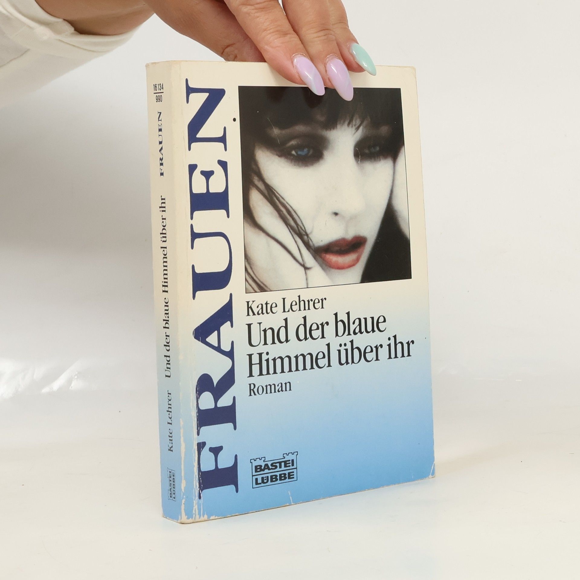 Und der blaue Himmel über ihr