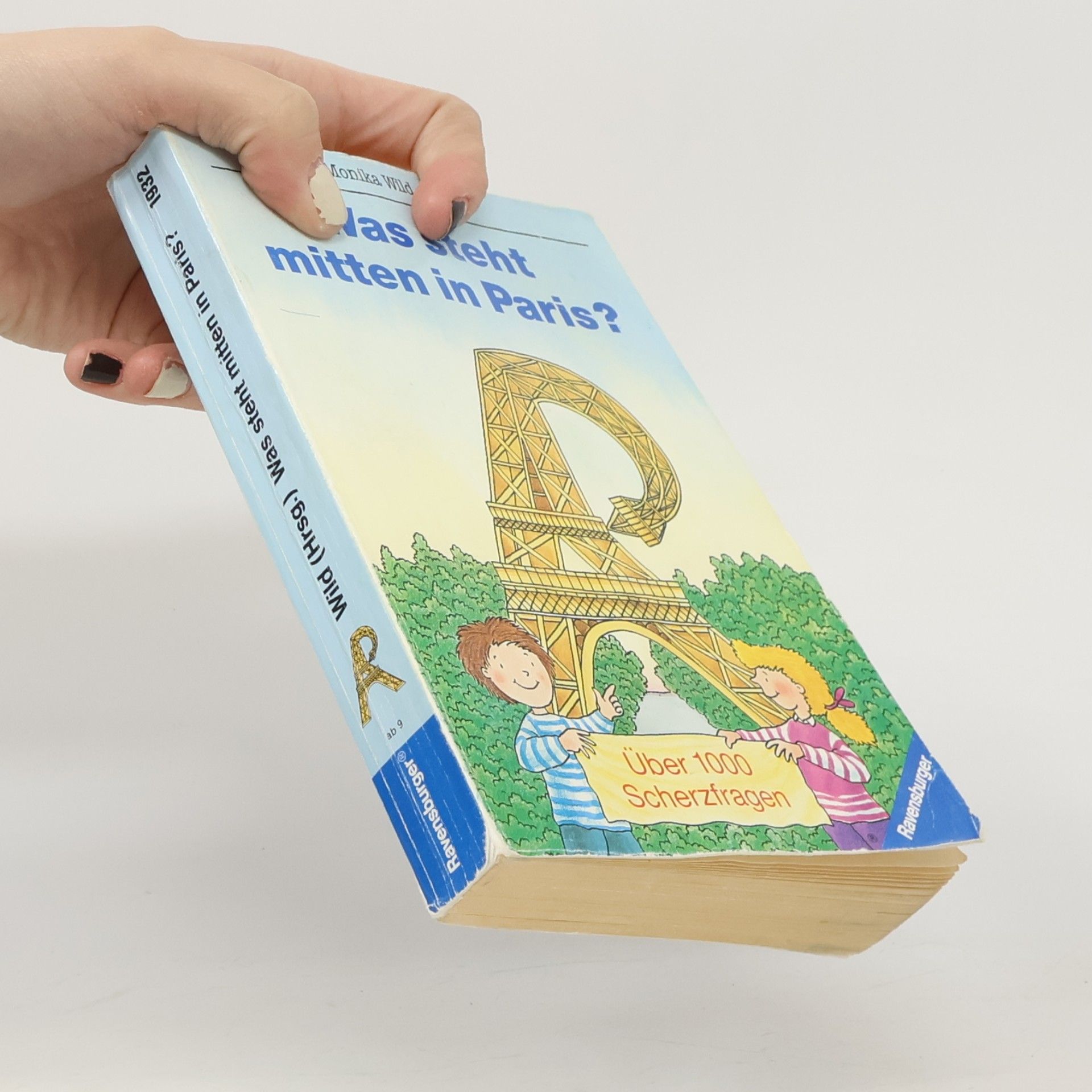Was steht mitten in Paris?