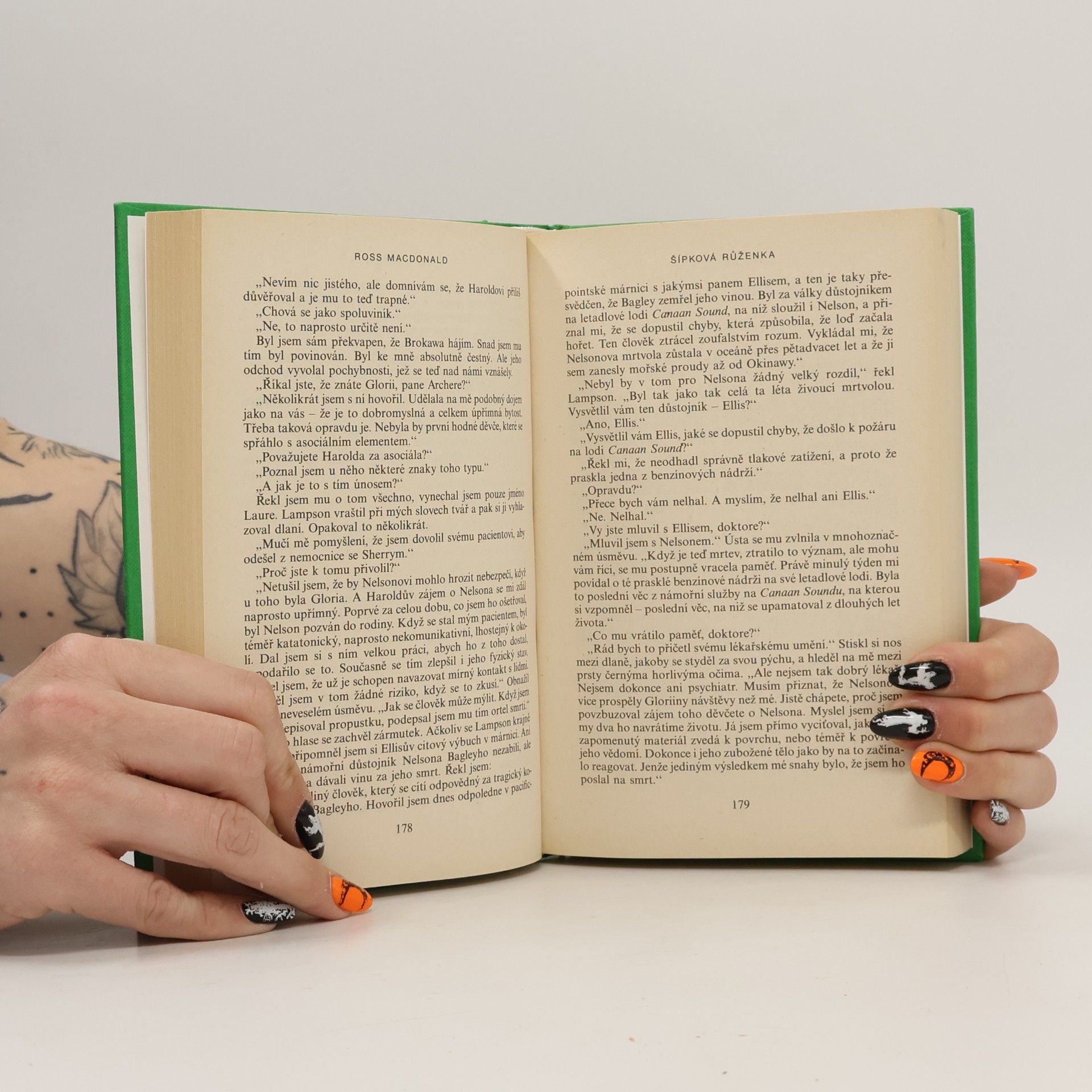 Ross Macdonald 2X detektivní román. Šípková Růženka. Bíle pruhovaný pohřební vůz
