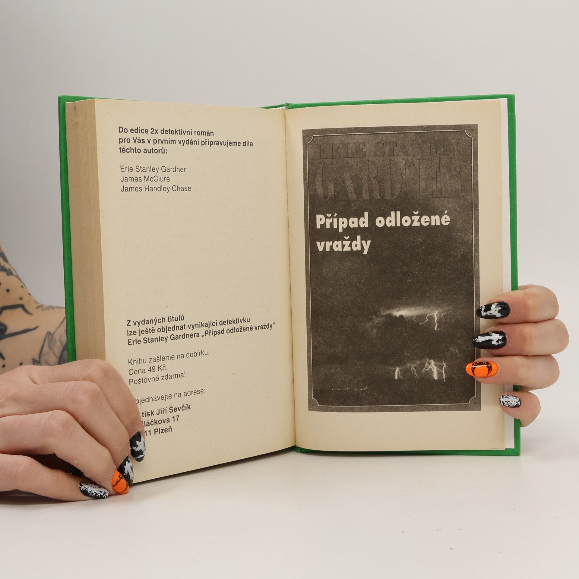 Ross Macdonald 2X detektivní román. Šípková Růženka. Bíle pruhovaný pohřební vůz