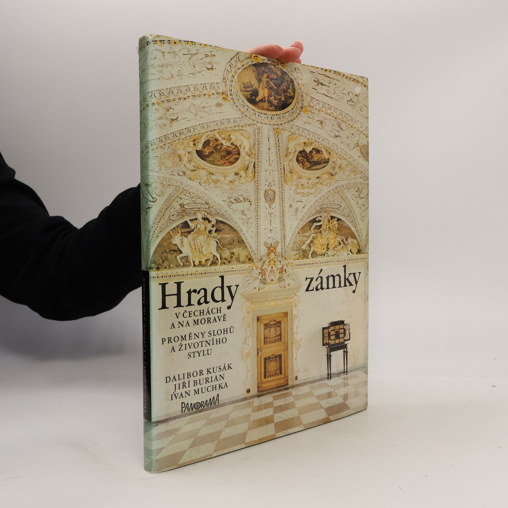 Hrady a zámky v Čechách a na Moravě. Proměny slohů a životního stylu