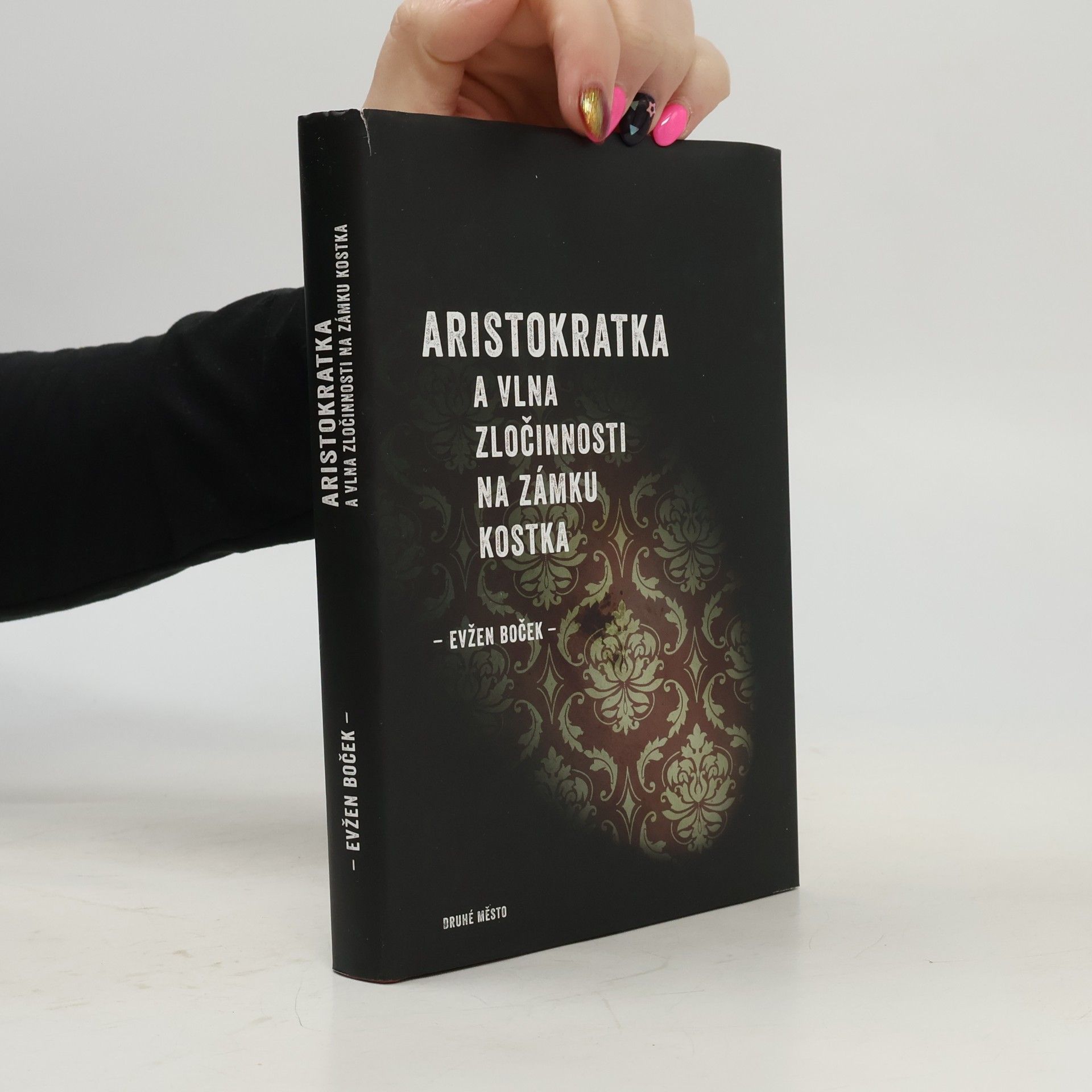 Aristokratka a vlna zločinnosti na zámku Kostka