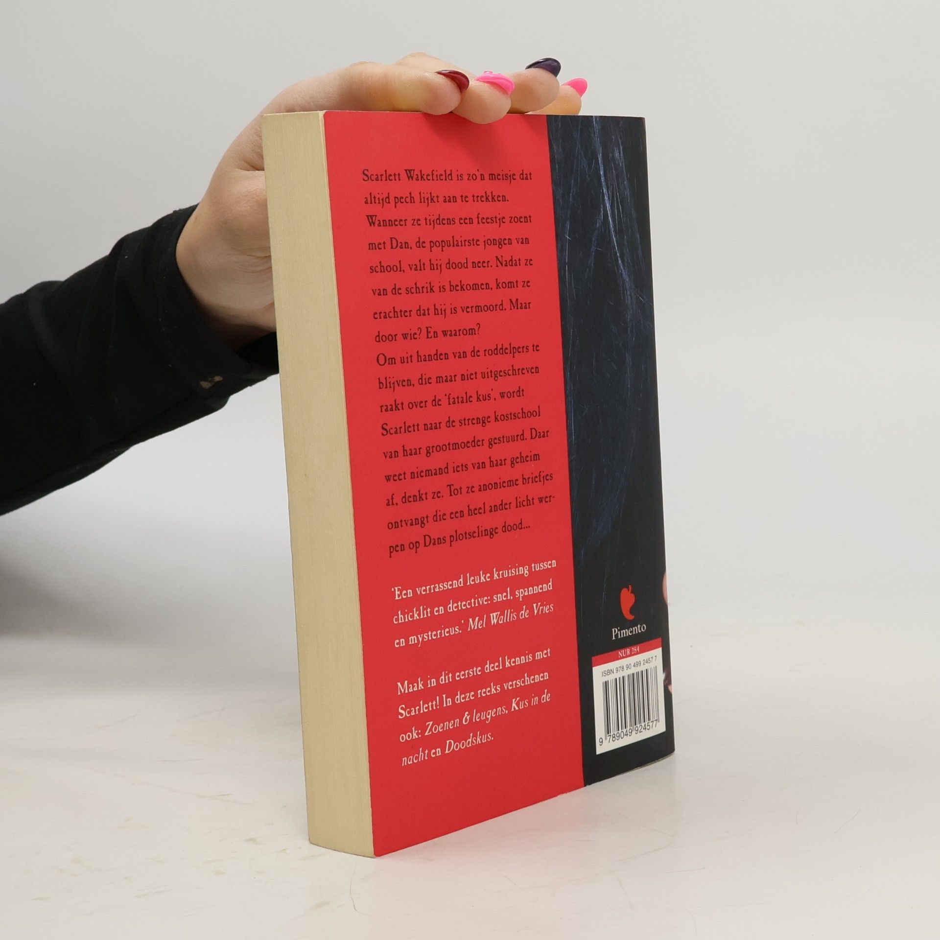 Henderson, Lauren Fatale kus (Scarlett Wakefield-serie, 1)
