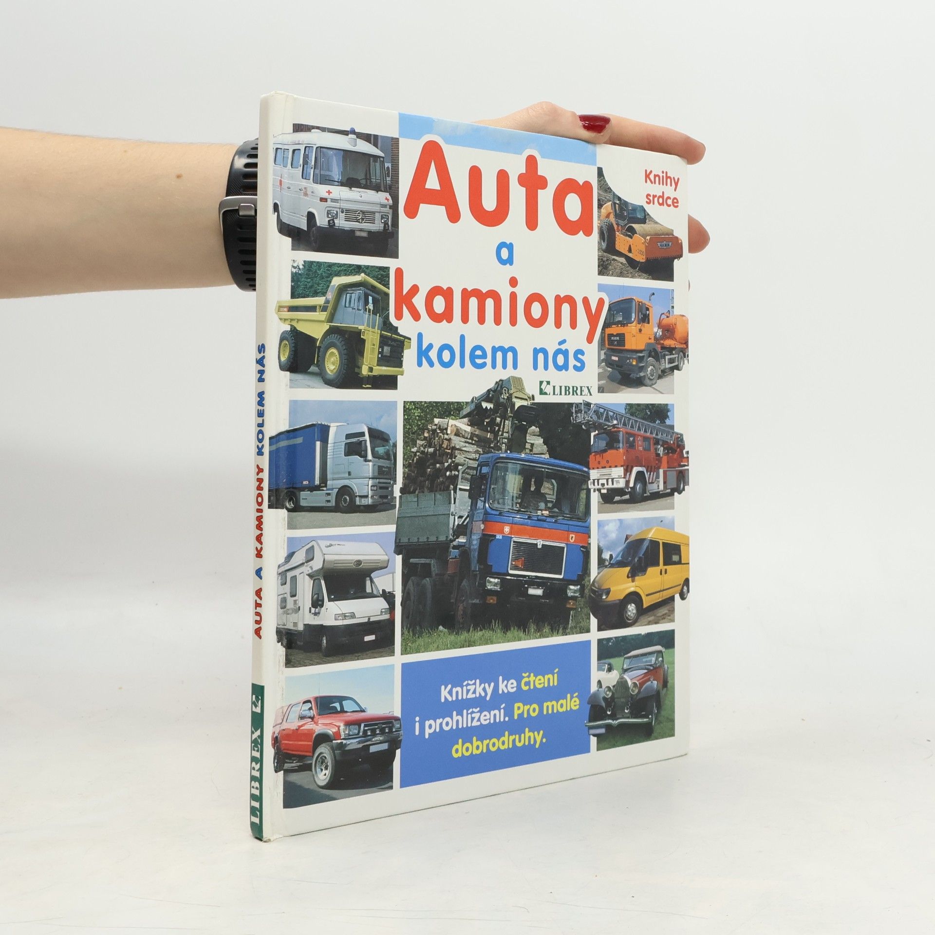 Auta a kamiony kolem nás