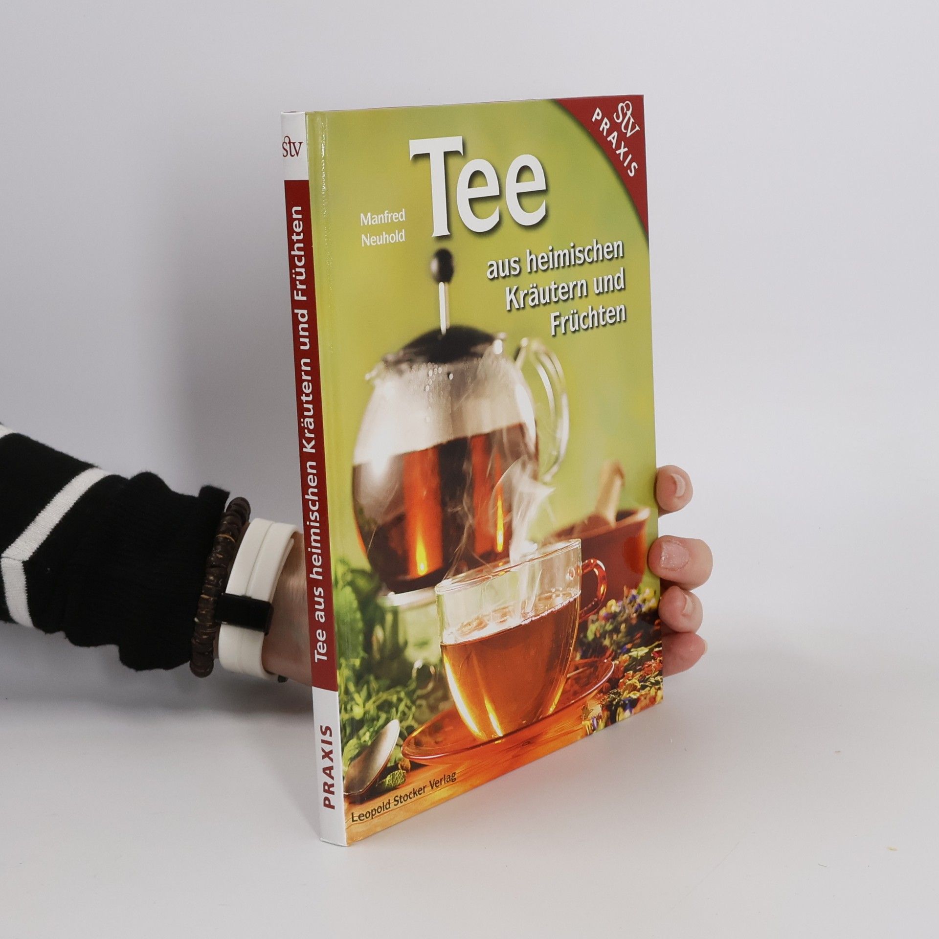 Tee aus heimischen Kräutern und Früchten