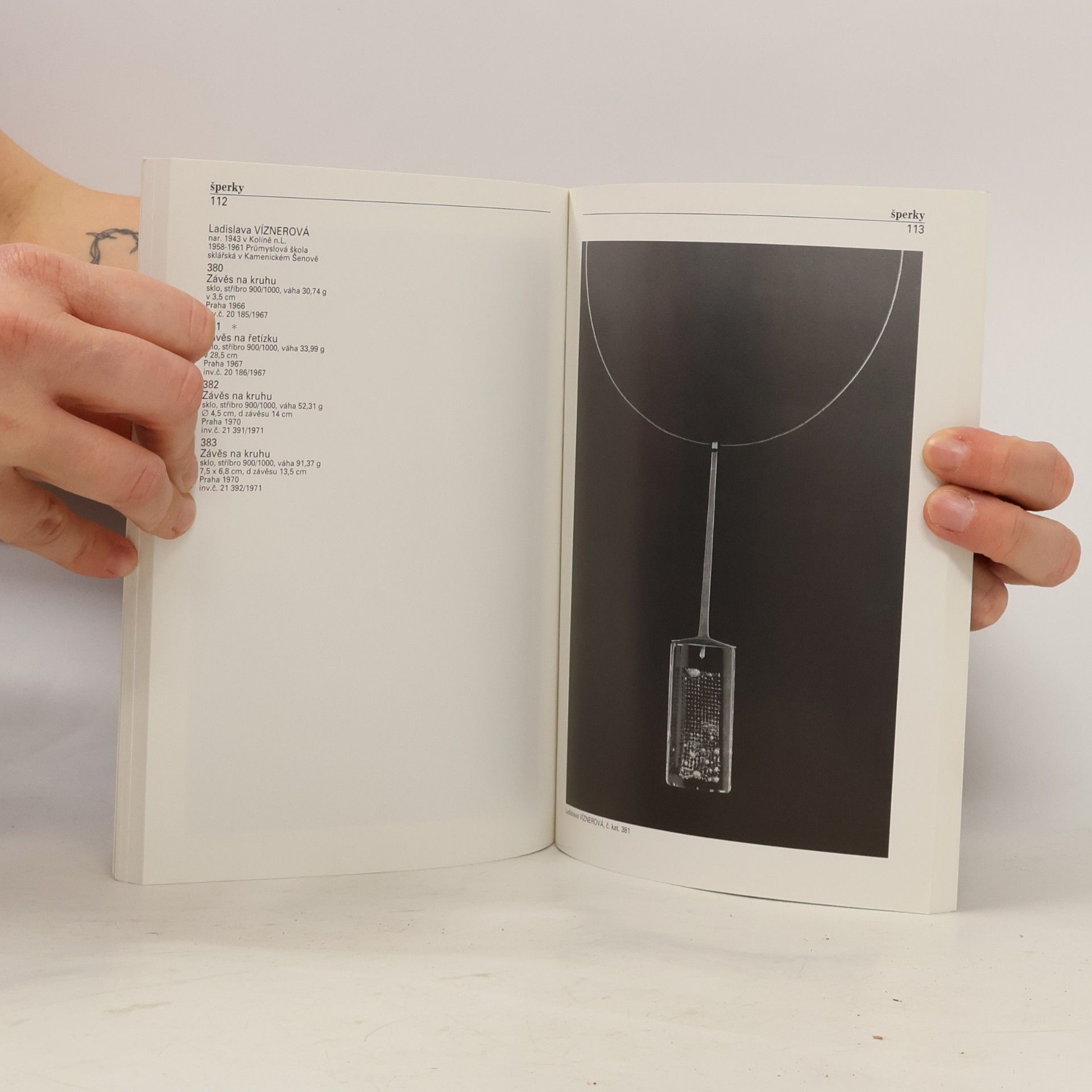 Autorenkollektiv Užité umění 60. let : ze sbírek Moravské galerie v Brně : sklo, keramika, šperky, medaile, textil, nábytek, fotografie