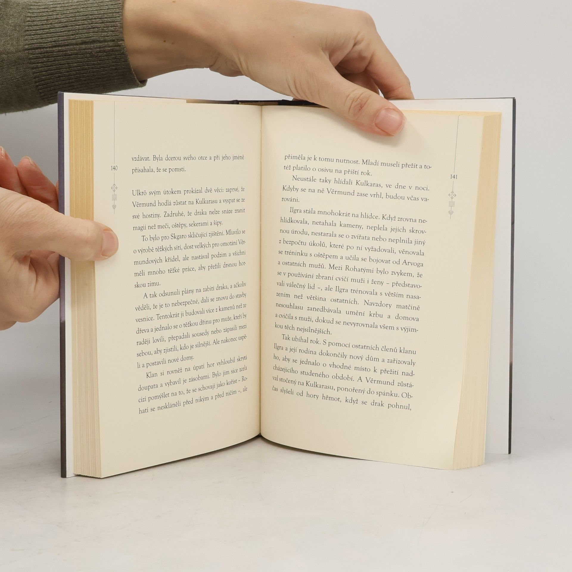Christopher Paolini Poutník, čarodějnice a červ - Příběhy z Alagaësie I.