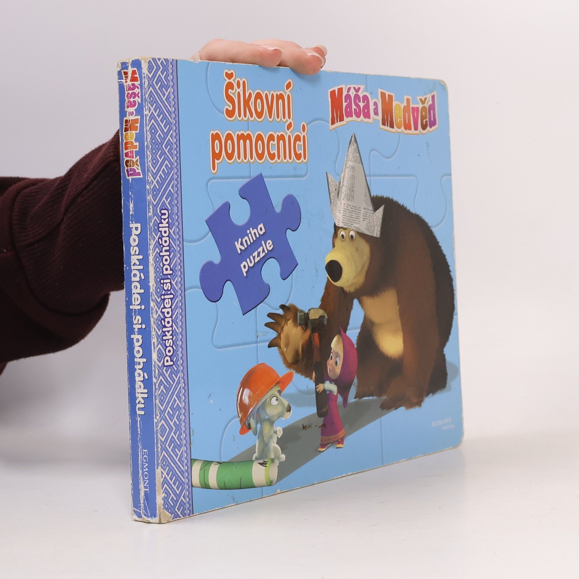 Máša a medvěd : kniha puzzle. Šikovní pomocníci