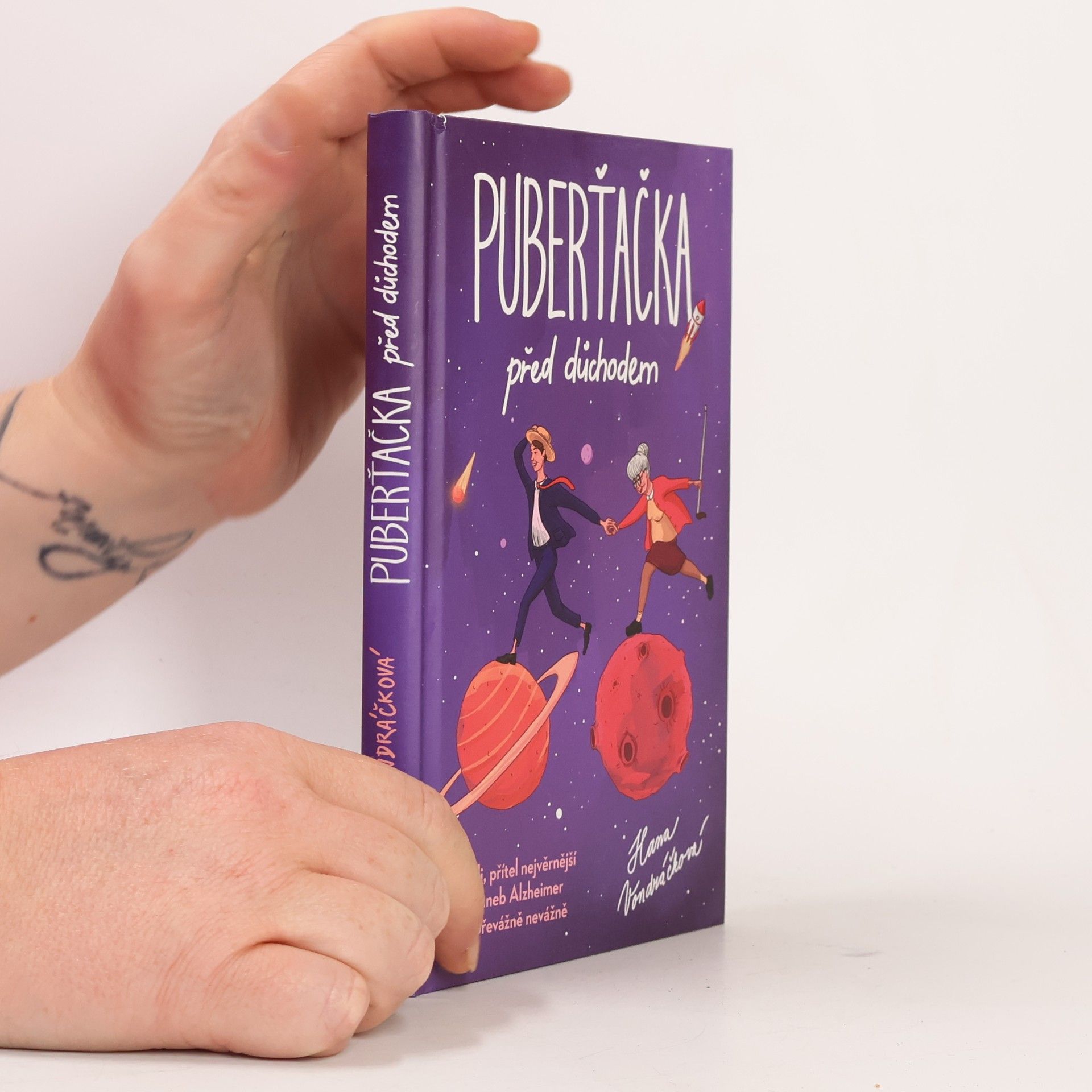 Hana Vondráčková Puberťačka před důchodem: Ali, přítel nejvěrnější, aneb, Alzheimer převážně nevážně