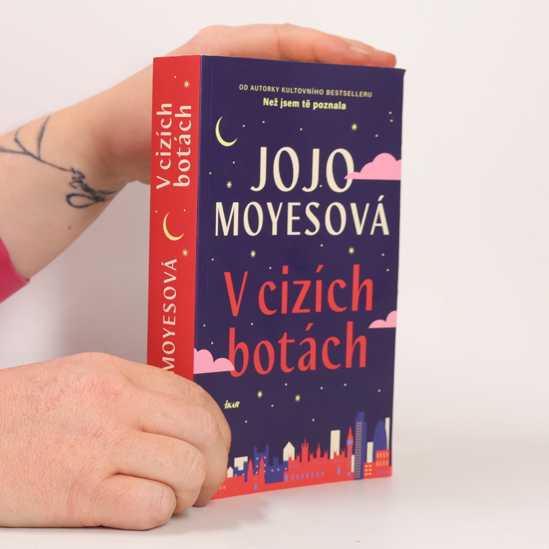 Jojo Moyes V cizích botách