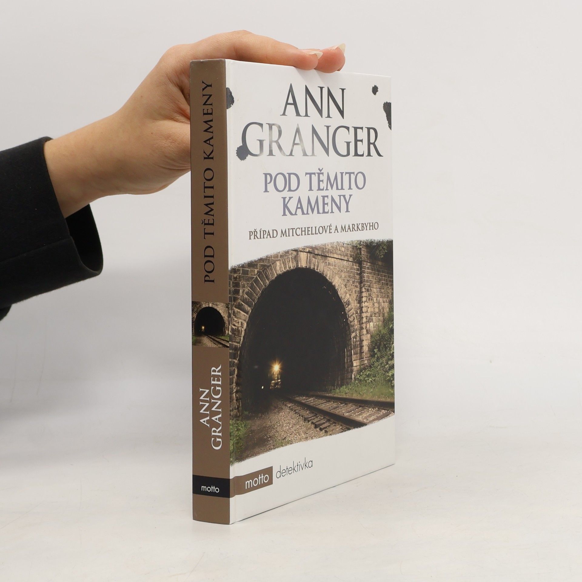 Ann Granger Pod těmito kameny