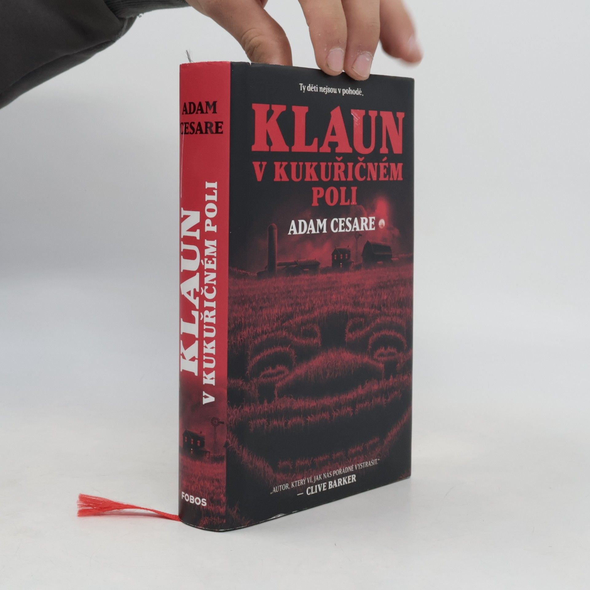 Adam Cesare Klaun v kukuřičném poli