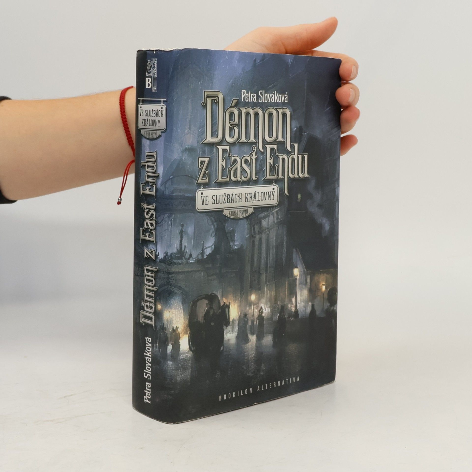 Démon z East Endu. Kniha první, Ve službách královny