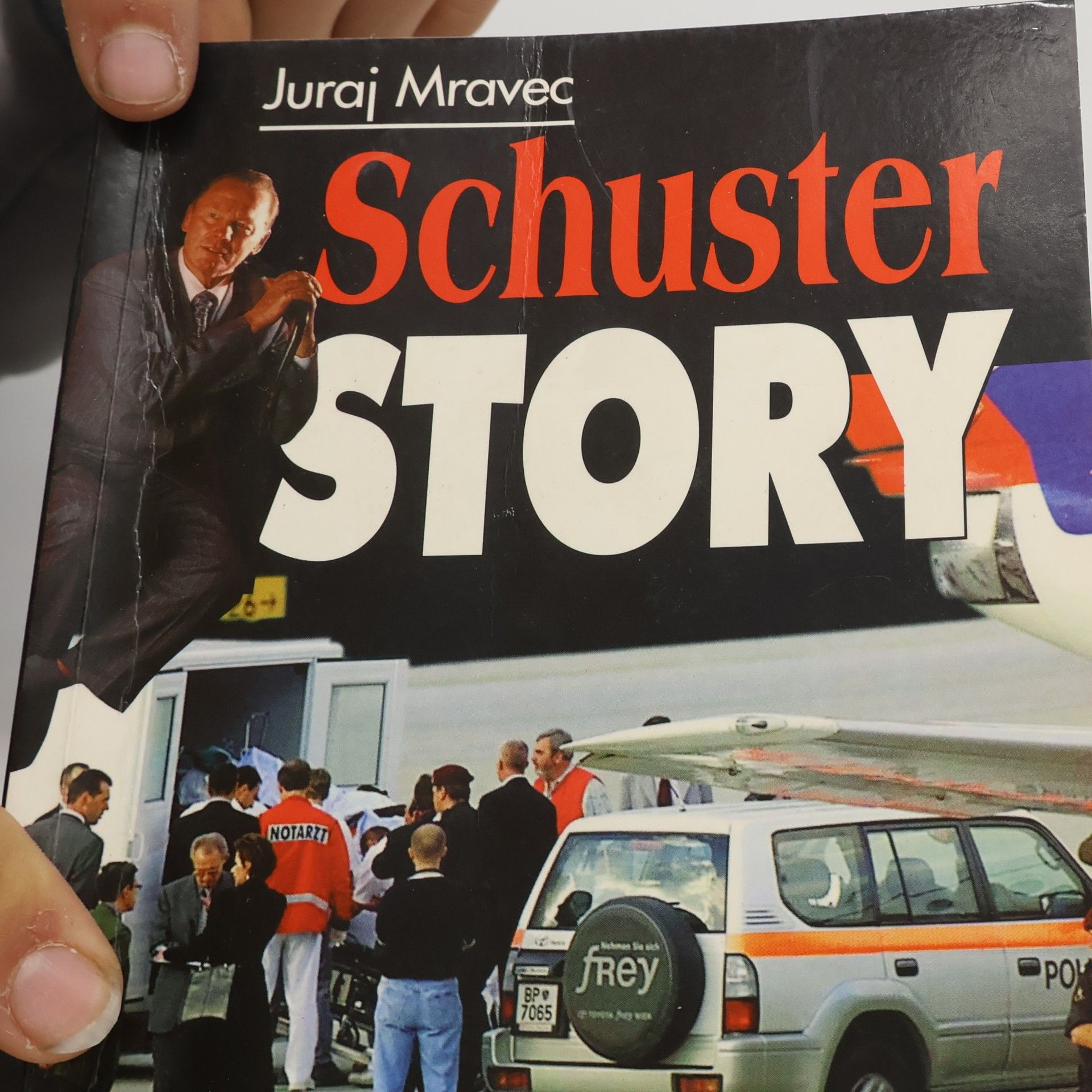 Mravec Juraj Schuster story. Medzi životom a smrt̒ou