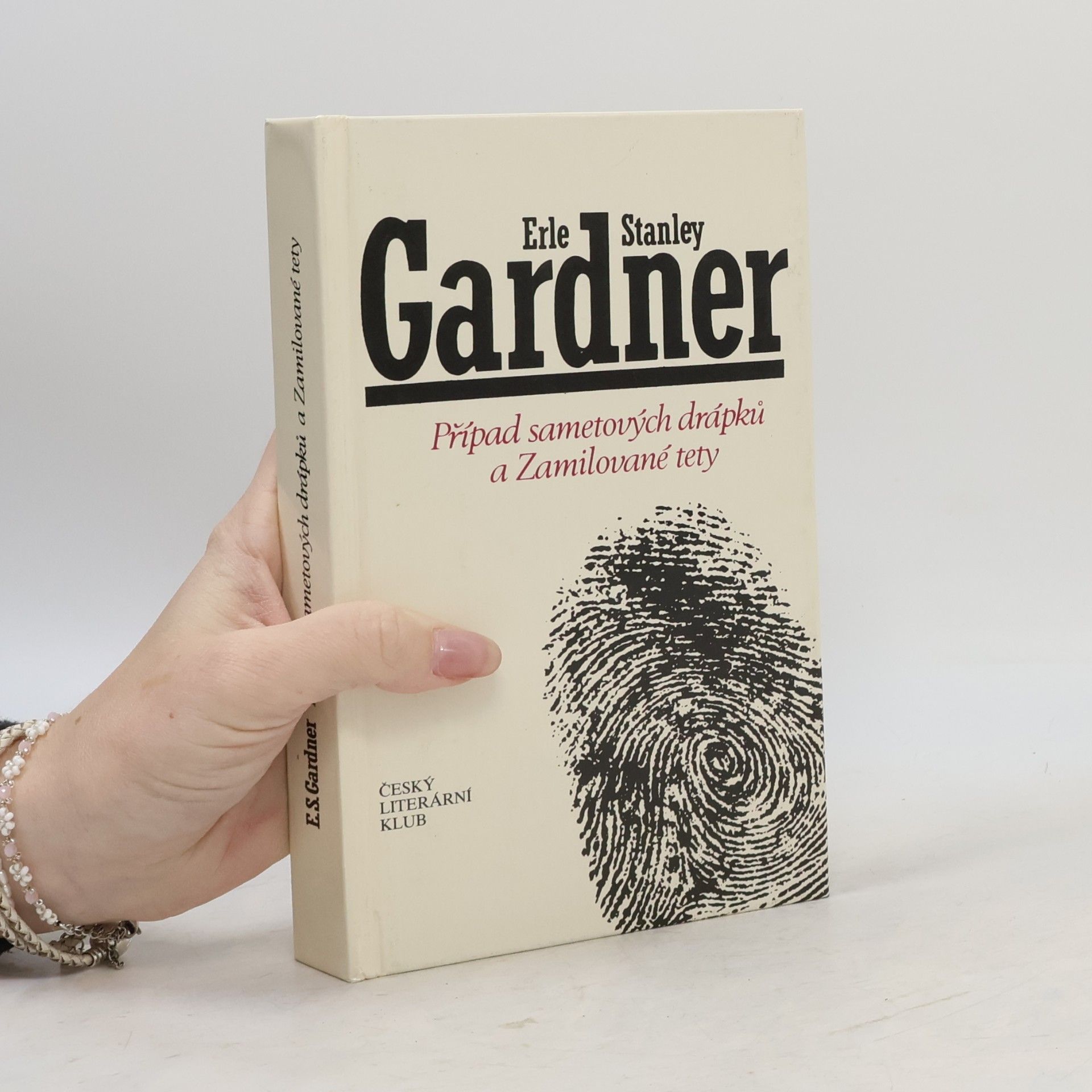 Erle Stanley Gardner Případ sametových drápků a Zamilované tety