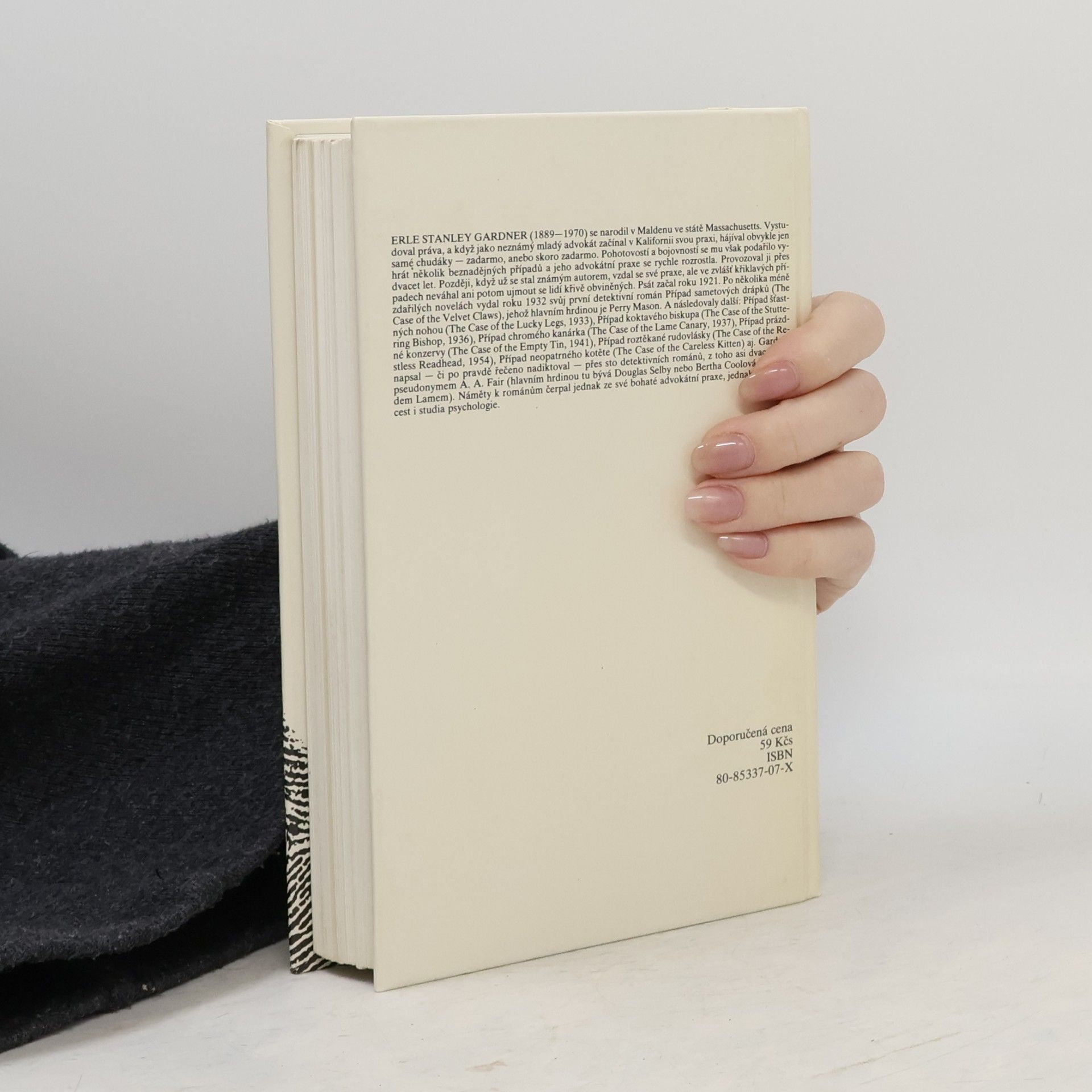 Erle Stanley Gardner Případ sametových drápků a Zamilované tety