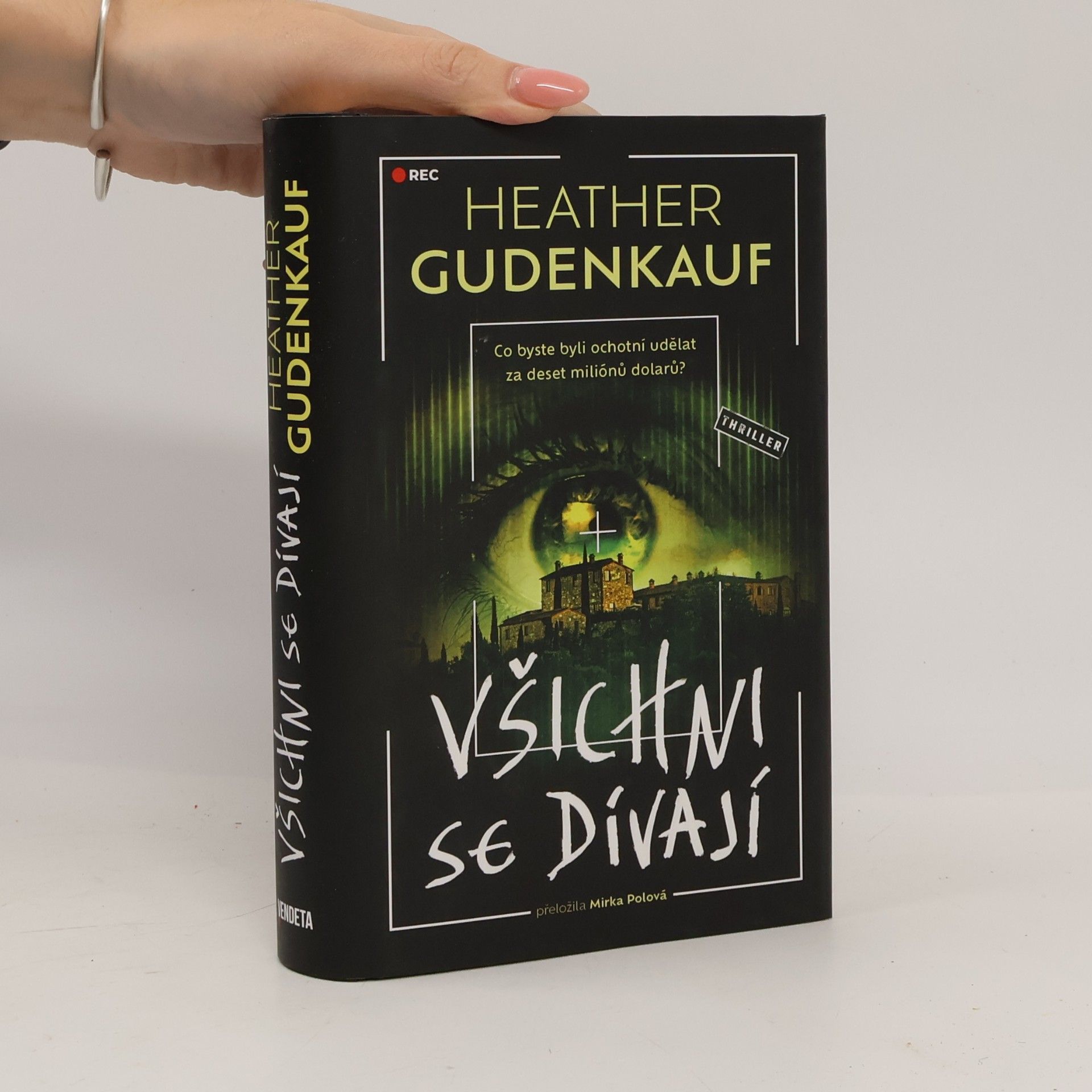 Všichni se dívají