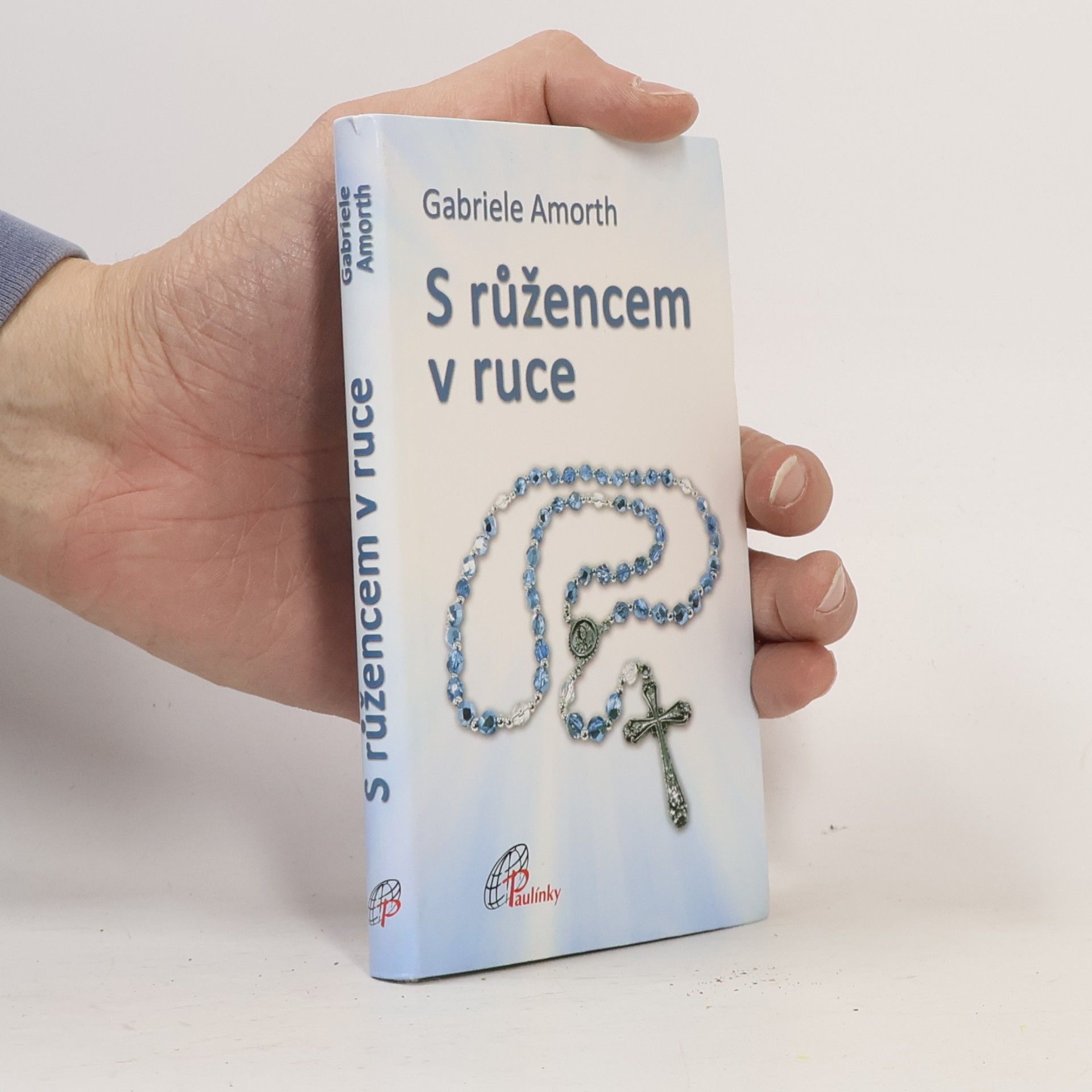 S růžencem v ruce