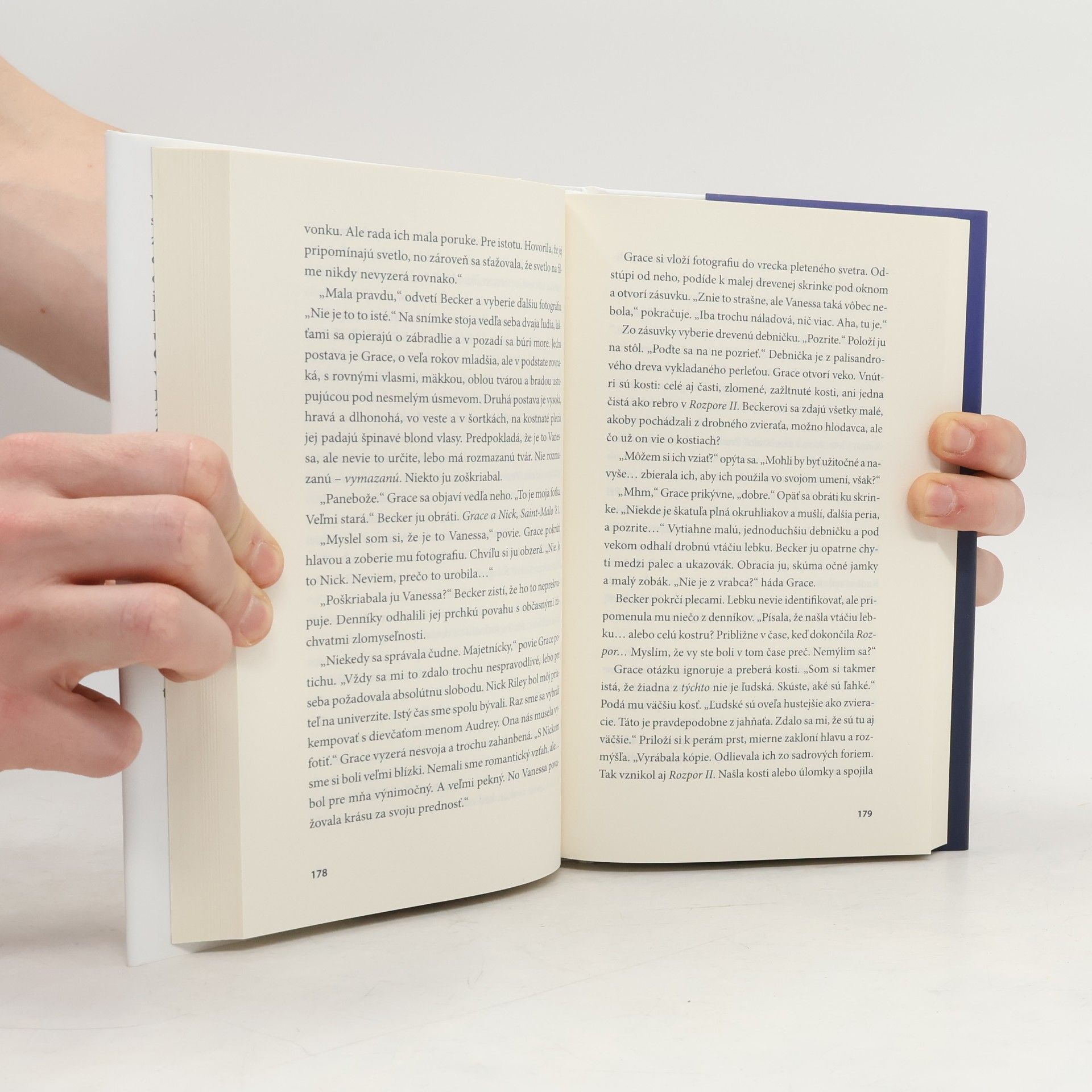Paula Hawkins Modrá hodinka