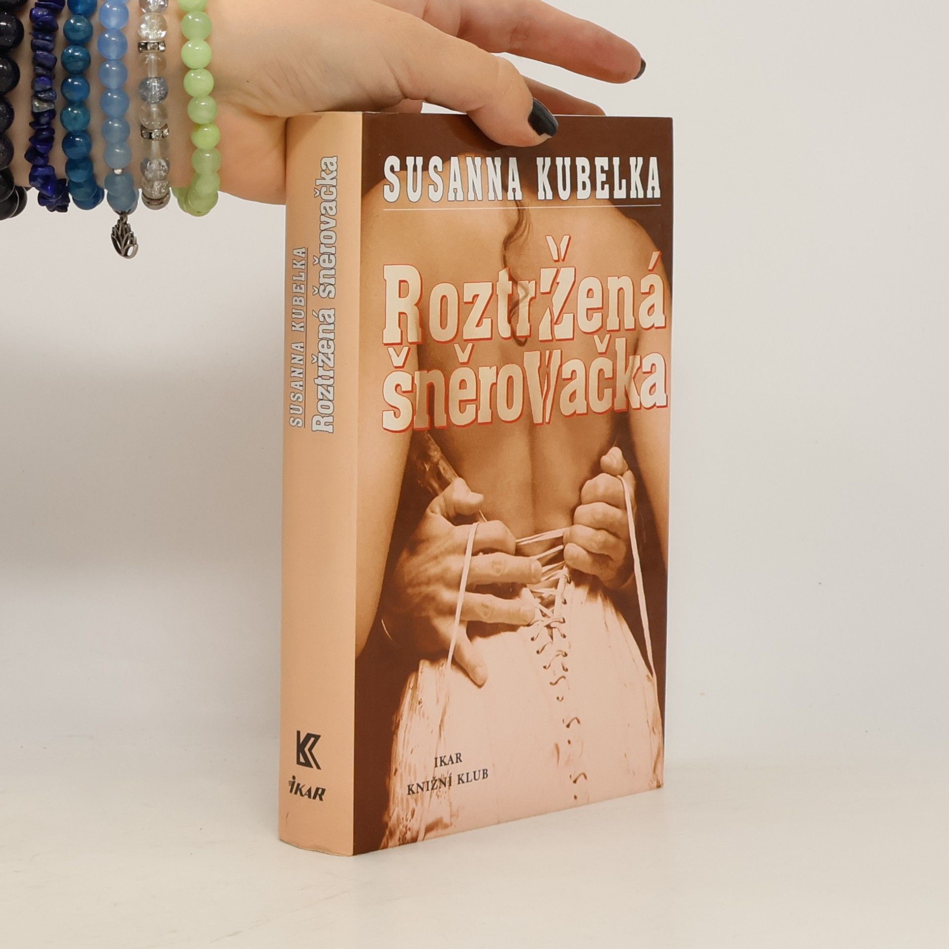 Roztržená šněrovačka