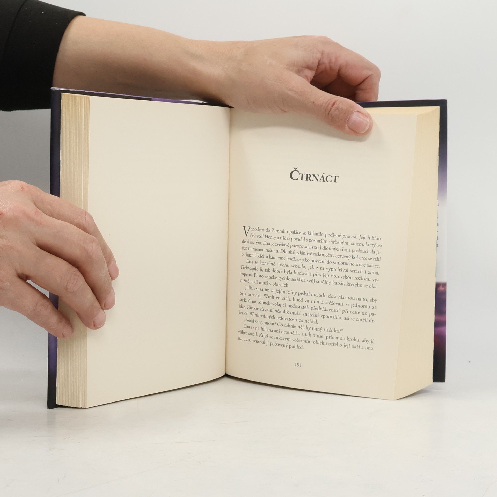 Alexandra Bracken Cestovatelka