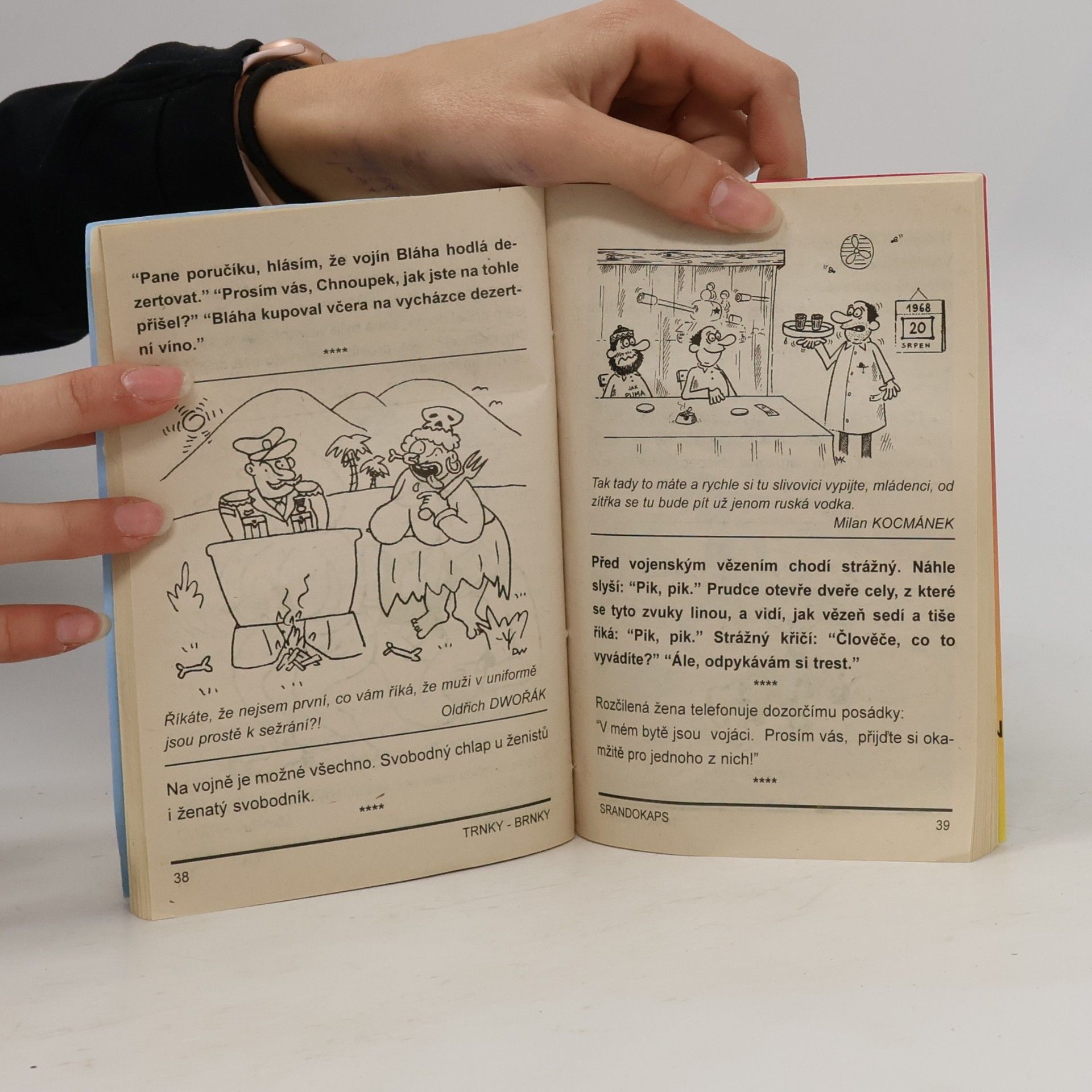 Various authors Srandokaps 48. Unifóry aneb život v mundůru