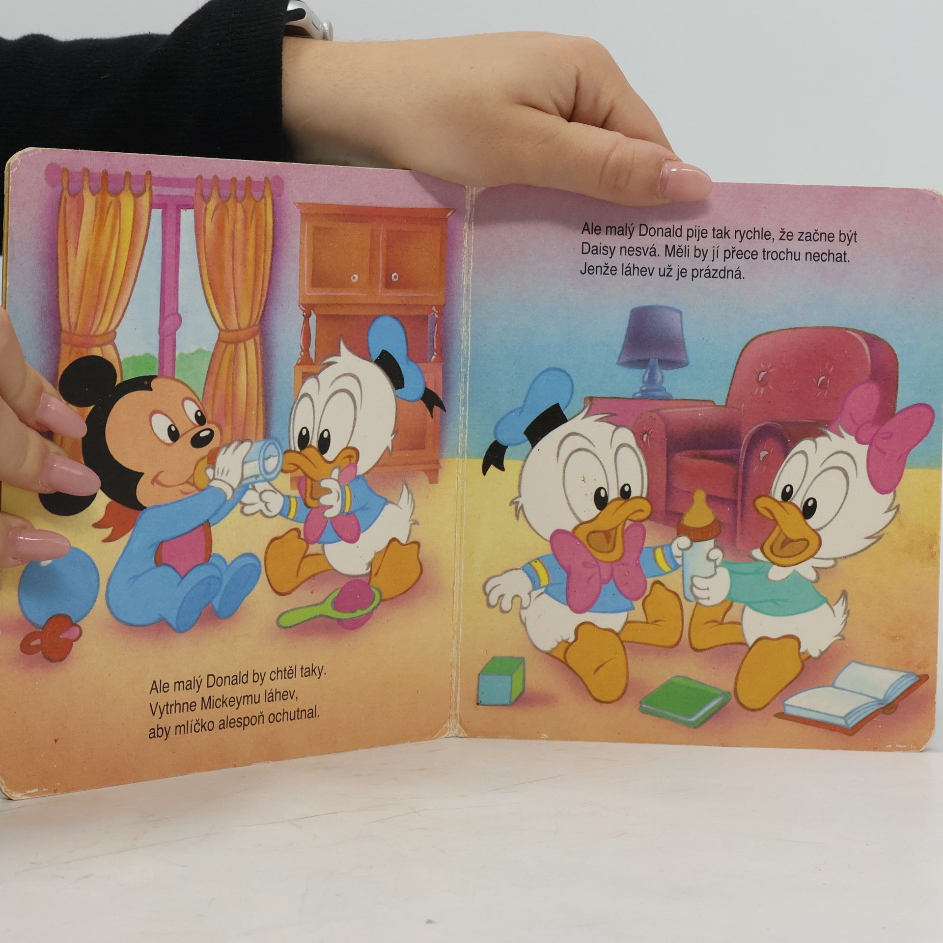 Walt Disney Baby Minnie a láhev mlíčka