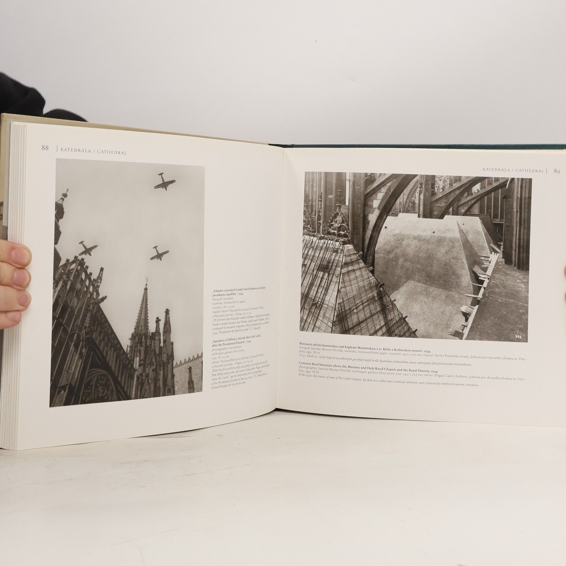 Pavel Scheufler Pražský hrad ve fotografii 1900-1939 : Prague Castle in photographs 1900-1939