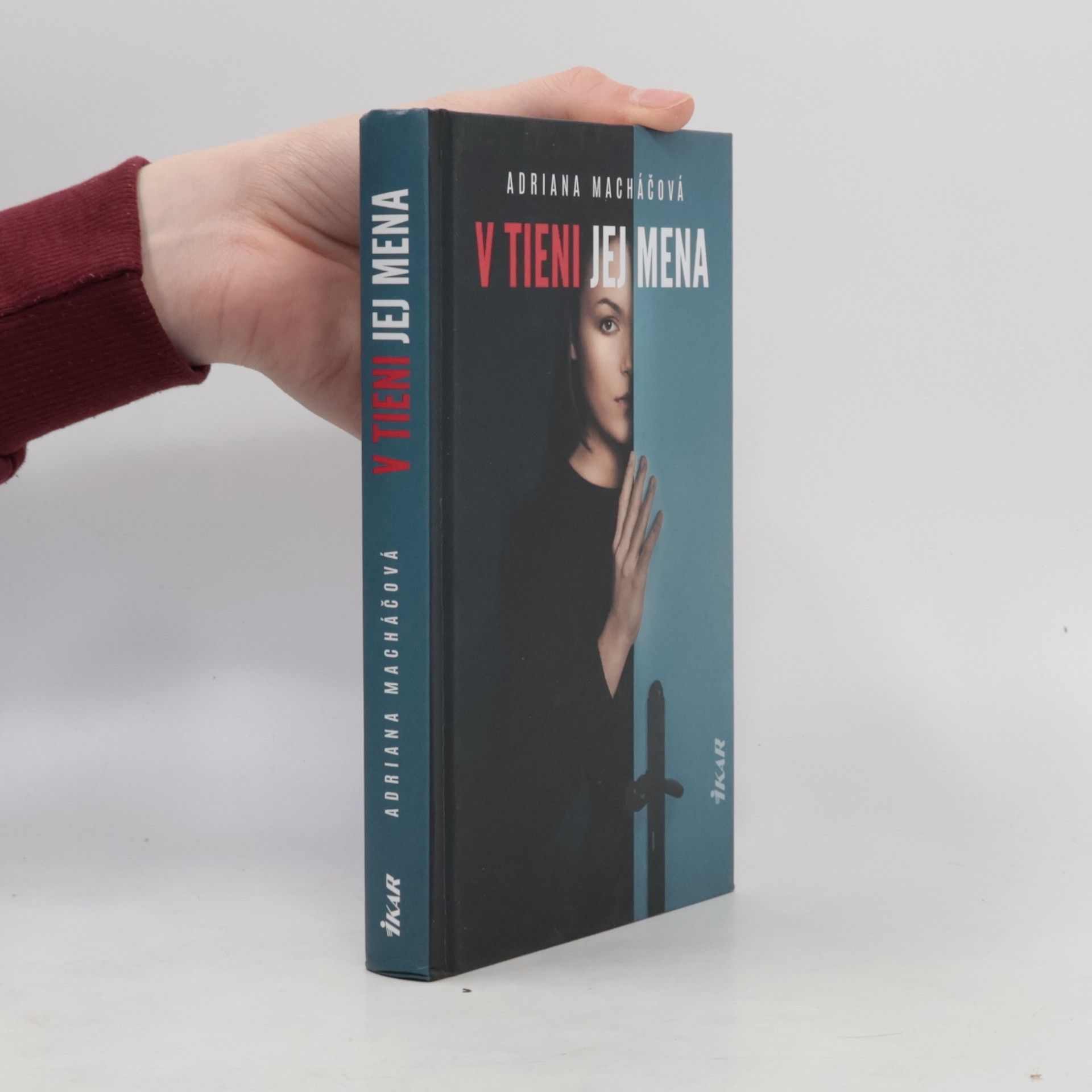 V tieni jej mena