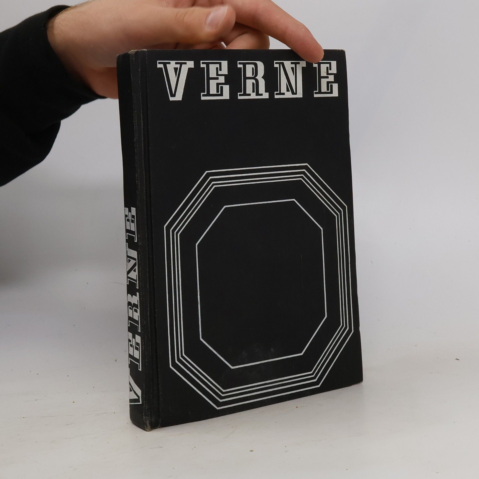 Jules Verne Dvadsaťtisíc míľ pod morom