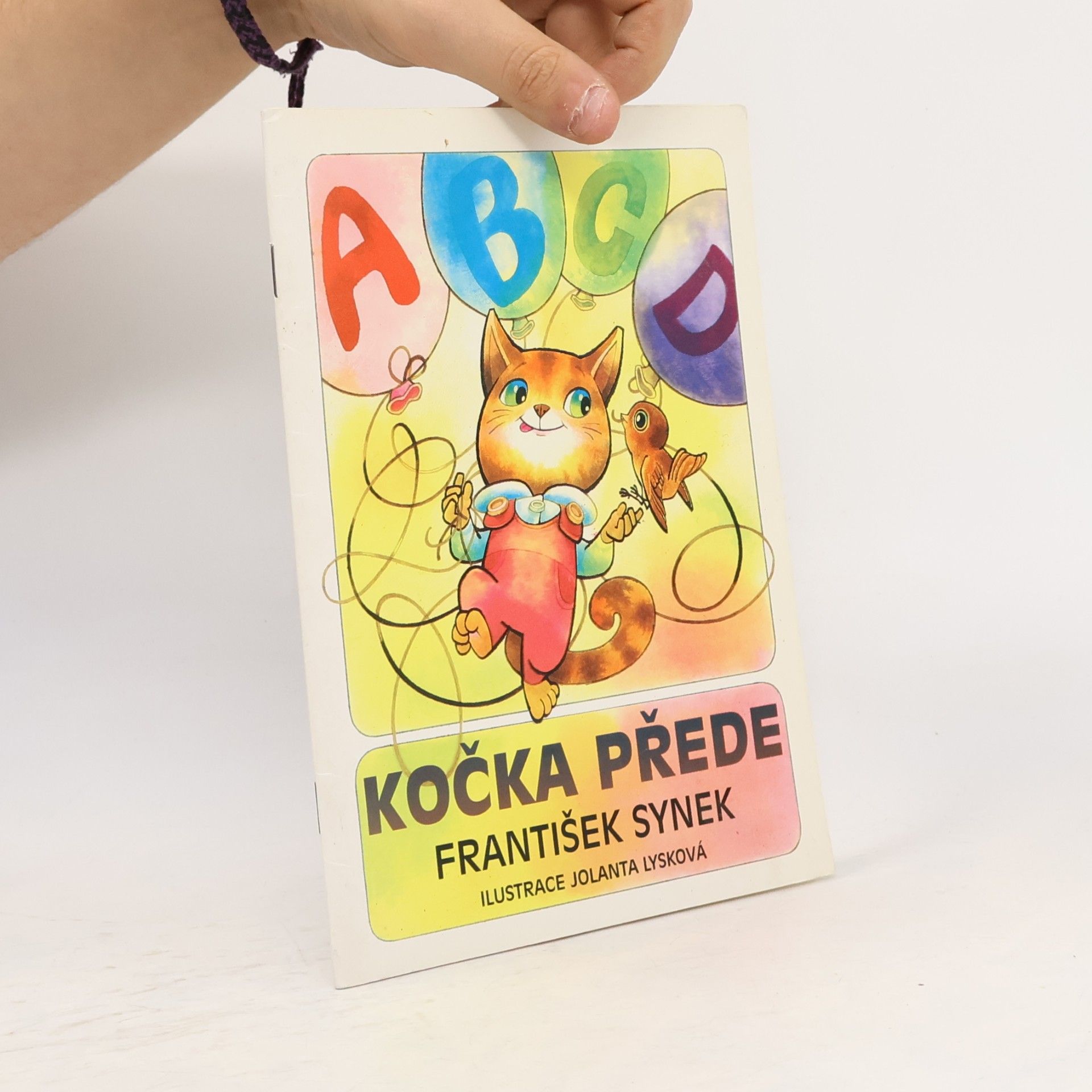 A B C D kočka přede