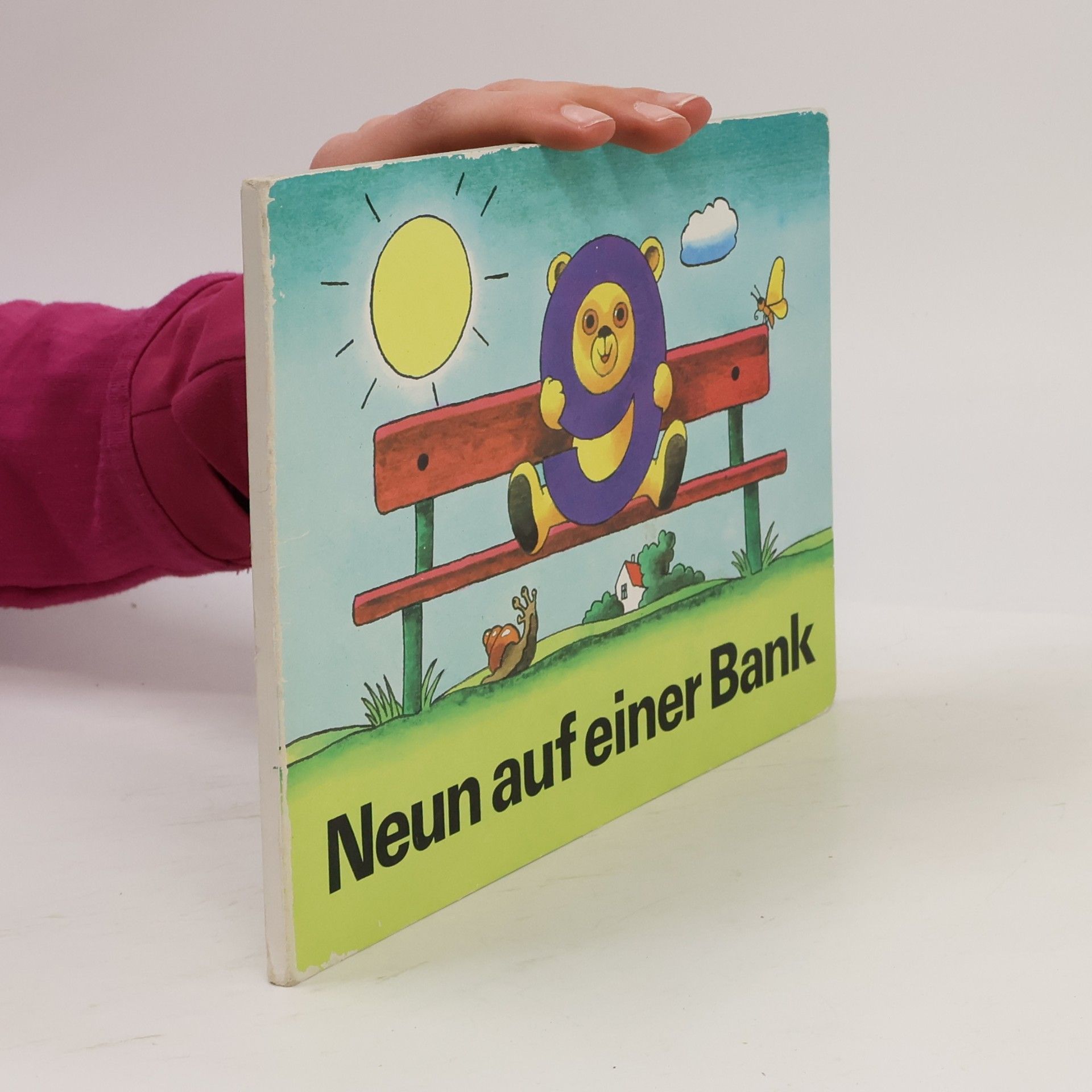 Neun auf einer Bank