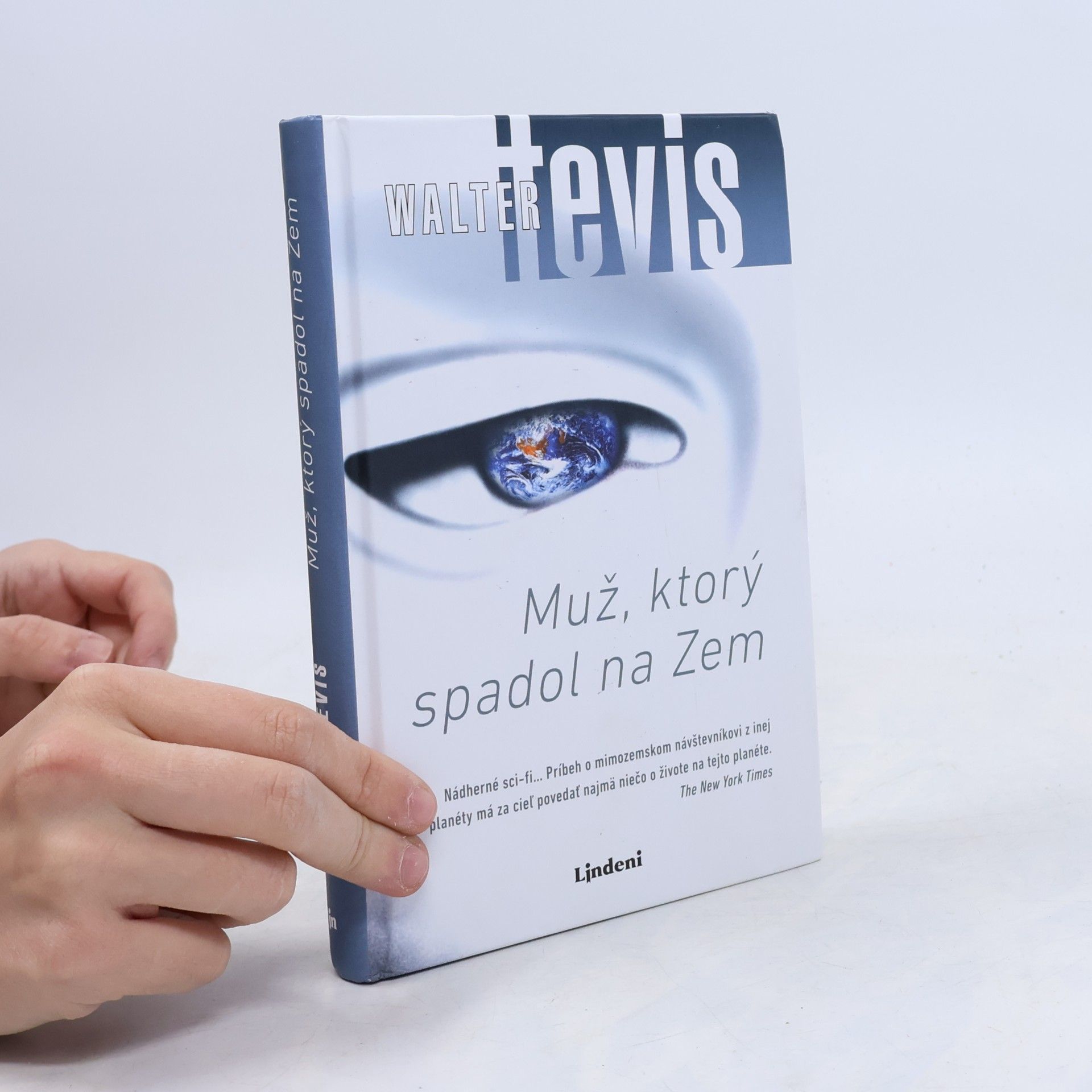 Tevis Walter Muž, ktorý spadol na Zem