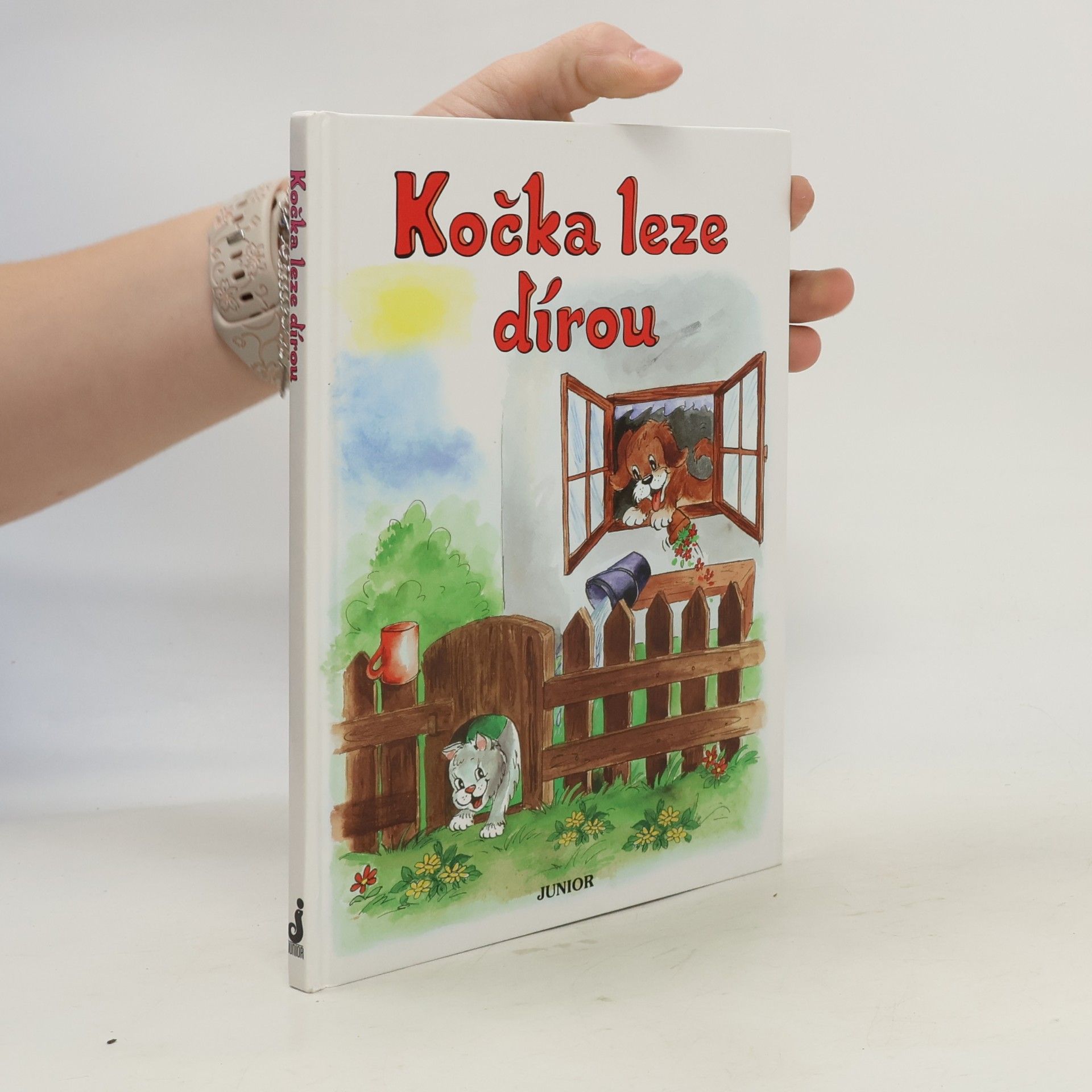 Kočka leze dírou