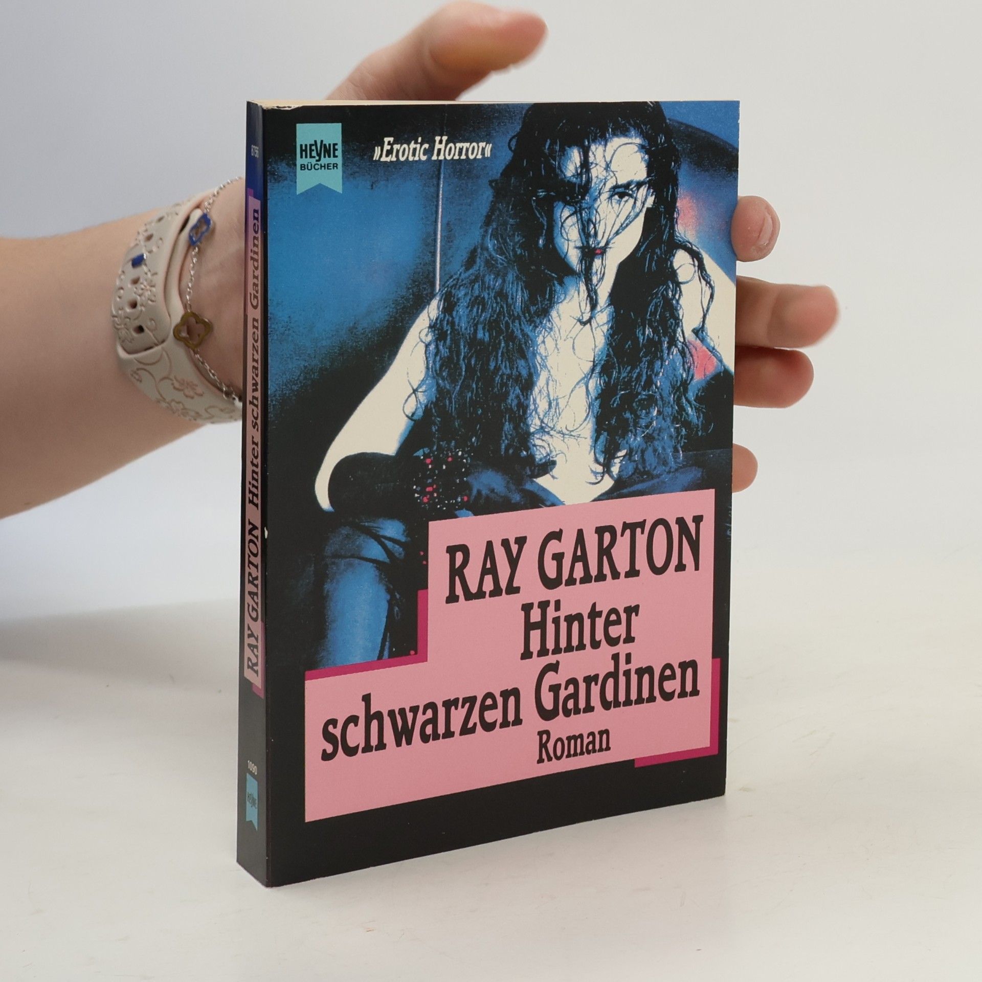 Hinter schwarzen Gardinen